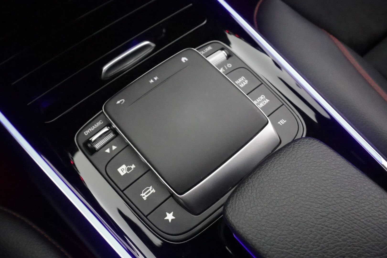Mercedes-Benz EQA 2021 250 AMG - | Distronic+ | ILP | Koukku | Nahka-alcantara | Sporttipenkit | Widescreen | Ambient light | Nahka-alcantara | P.kamera | LED | BSM |