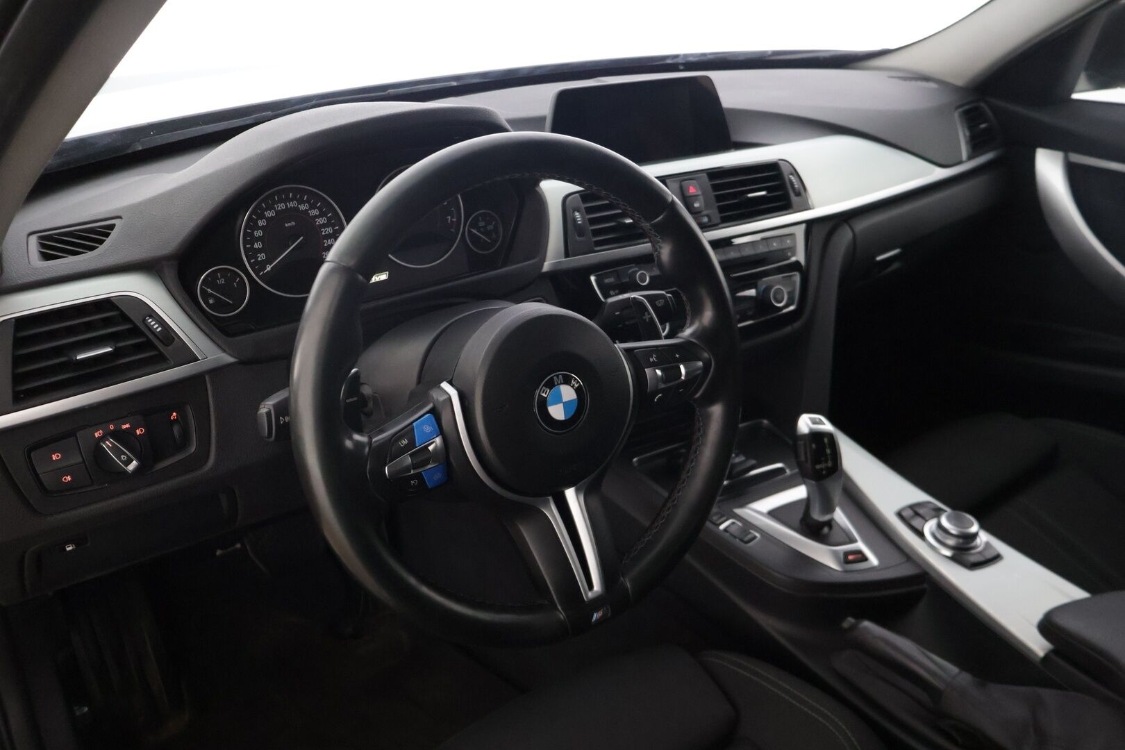 BMW 330 2016 F30 Sedan 330e A Sport Line * M-Sport ratti / Vakionopeudensäädin / Sporttipenkit / P. Tutka / Navi / LED * - Kesärenkaat 19" aluilla - HULLUT AVAJAISHULINAT KORKOTARJOUS 3,29 %