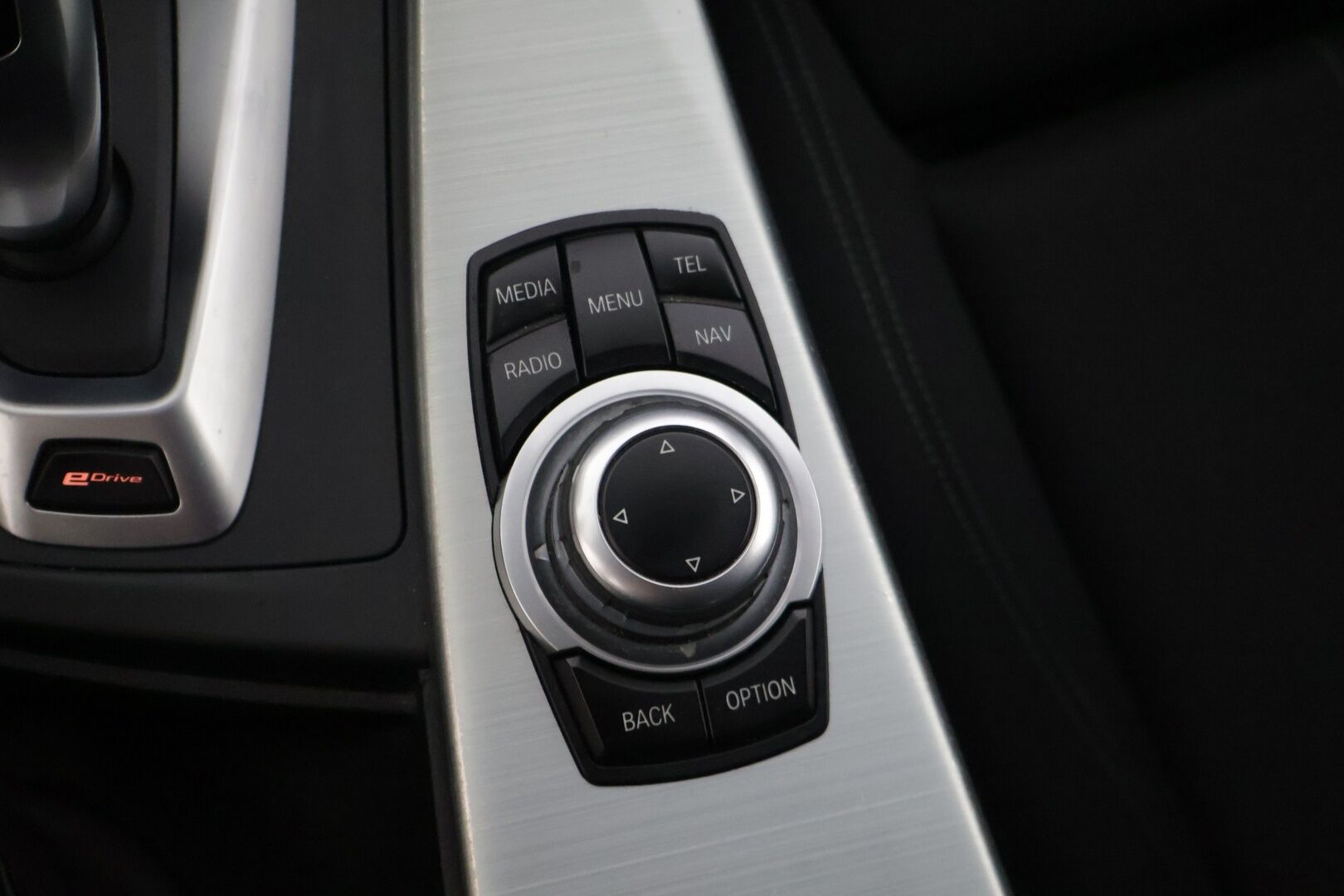 BMW 330 2016 F30 Sedan 330e A Sport Line * M-Sport ratti / Vakionopeudensäädin / Sporttipenkit / P. Tutka / Navi / LED * - Kesärenkaat 19" aluilla - HULLUT AVAJAISHULINAT KORKOTARJOUS 3,29 %