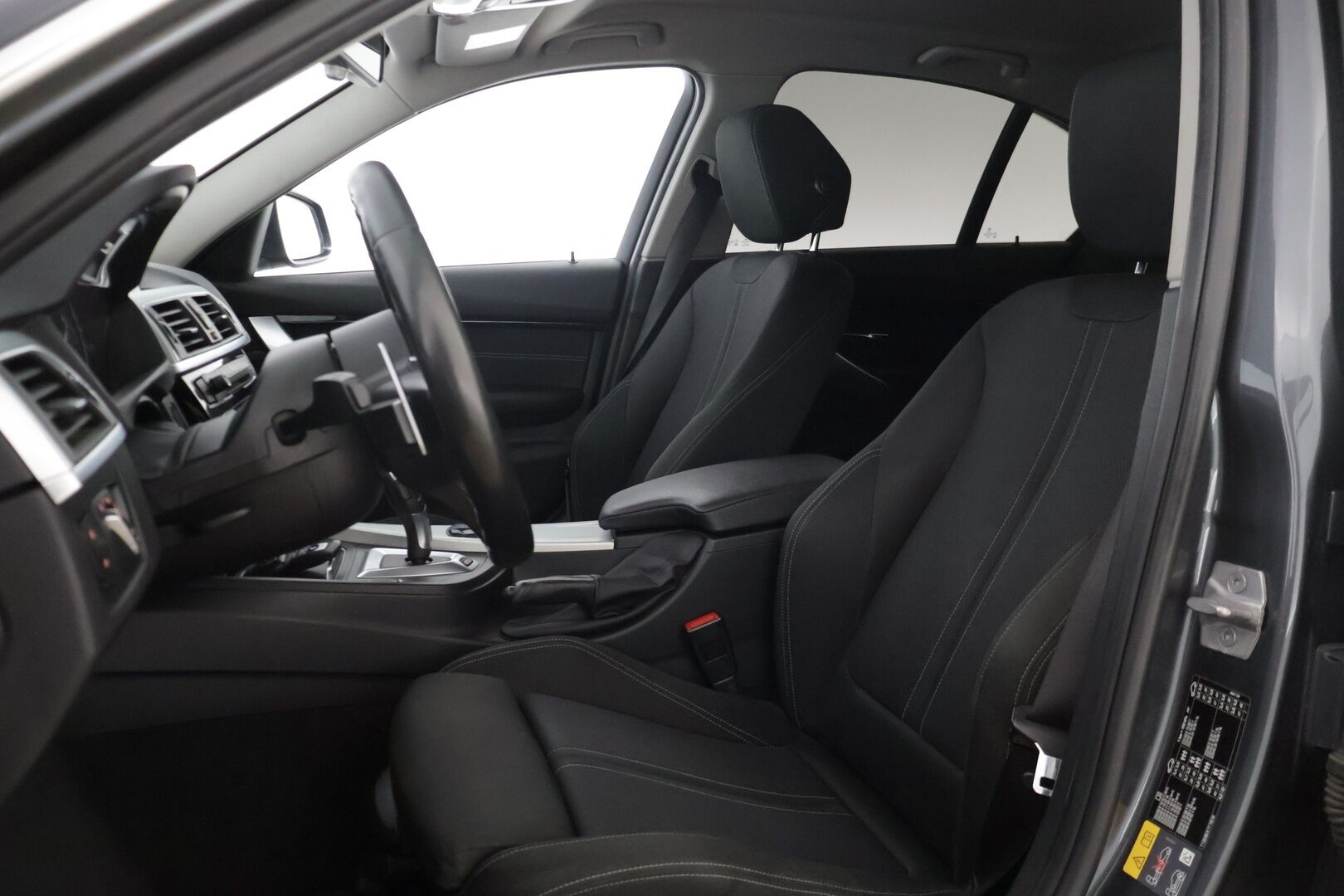 BMW 330 2016 F30 Sedan 330e A Sport Line * M-Sport ratti / Vakionopeudensäädin / Sporttipenkit / P. Tutka / Navi / LED * - Kesärenkaat 19" aluilla - HULLUT AVAJAISHULINAT KORKOTARJOUS 3,29 %