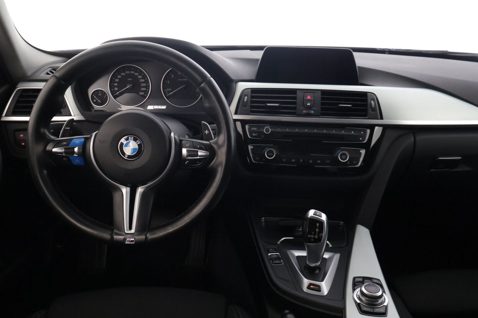 BMW 330 2016 F30 Sedan 330e A Sport Line * M-Sport ratti / Vakionopeudensäädin / Sporttipenkit / P. Tutka / Navi / LED * - Kesärenkaat 19" aluilla - HULLUT AVAJAISHULINAT KORKOTARJOUS 3,29 %