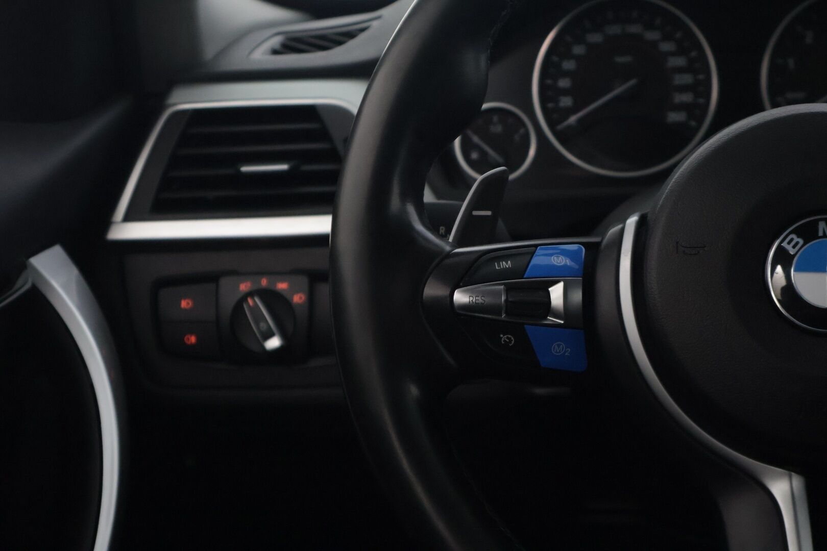 BMW 330 2016 F30 Sedan 330e A Sport Line * M-Sport ratti / Vakionopeudensäädin / Sporttipenkit / P. Tutka / Navi / LED * - Kesärenkaat 19" aluilla - HULLUT AVAJAISHULINAT KORKOTARJOUS 3,29 %