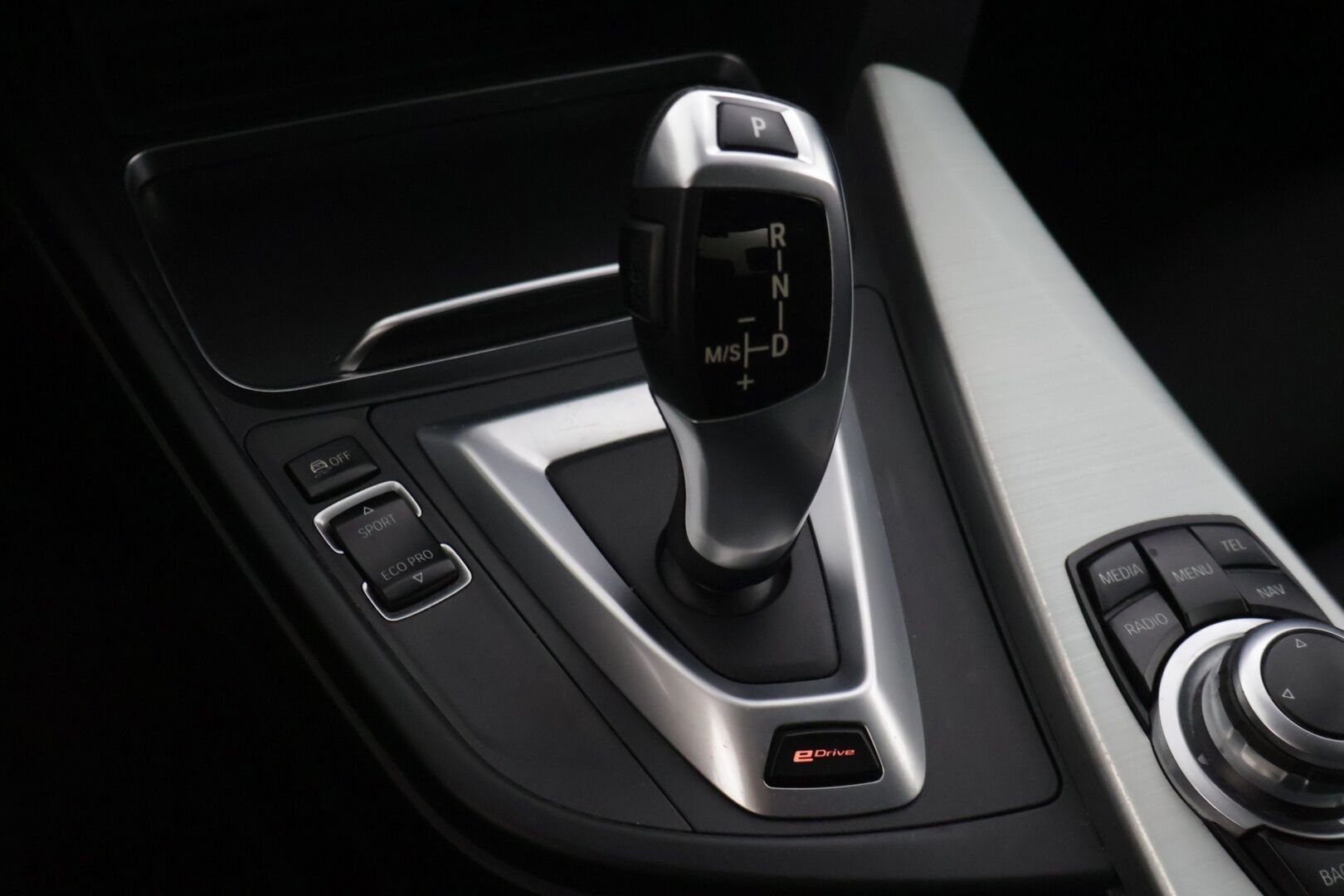 BMW 330 2016 F30 Sedan 330e A Sport Line * M-Sport ratti / Vakionopeudensäädin / Sporttipenkit / P. Tutka / Navi / LED * - Kesärenkaat 19" aluilla - HULLUT AVAJAISHULINAT KORKOTARJOUS 3,29 %