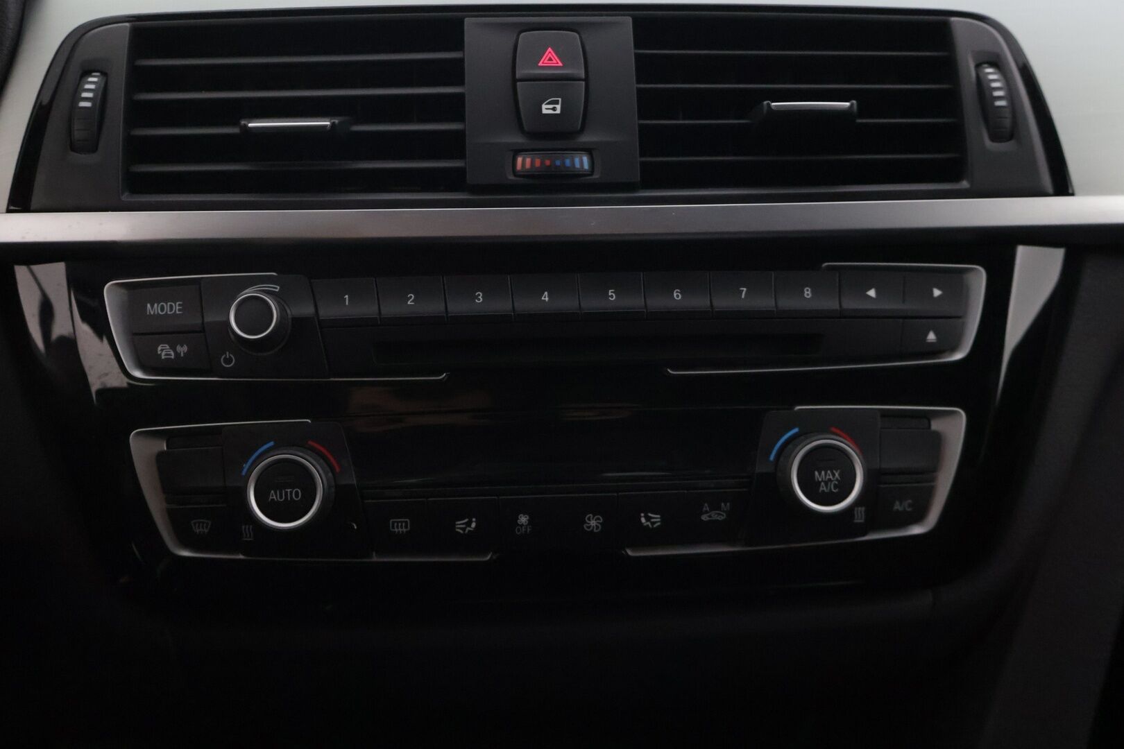 BMW 330 2016 F30 Sedan 330e A Sport Line * M-Sport ratti / Vakionopeudensäädin / Sporttipenkit / P. Tutka / Navi / LED * - Kesärenkaat 19" aluilla - HULLUT AVAJAISHULINAT KORKOTARJOUS 3,29 %