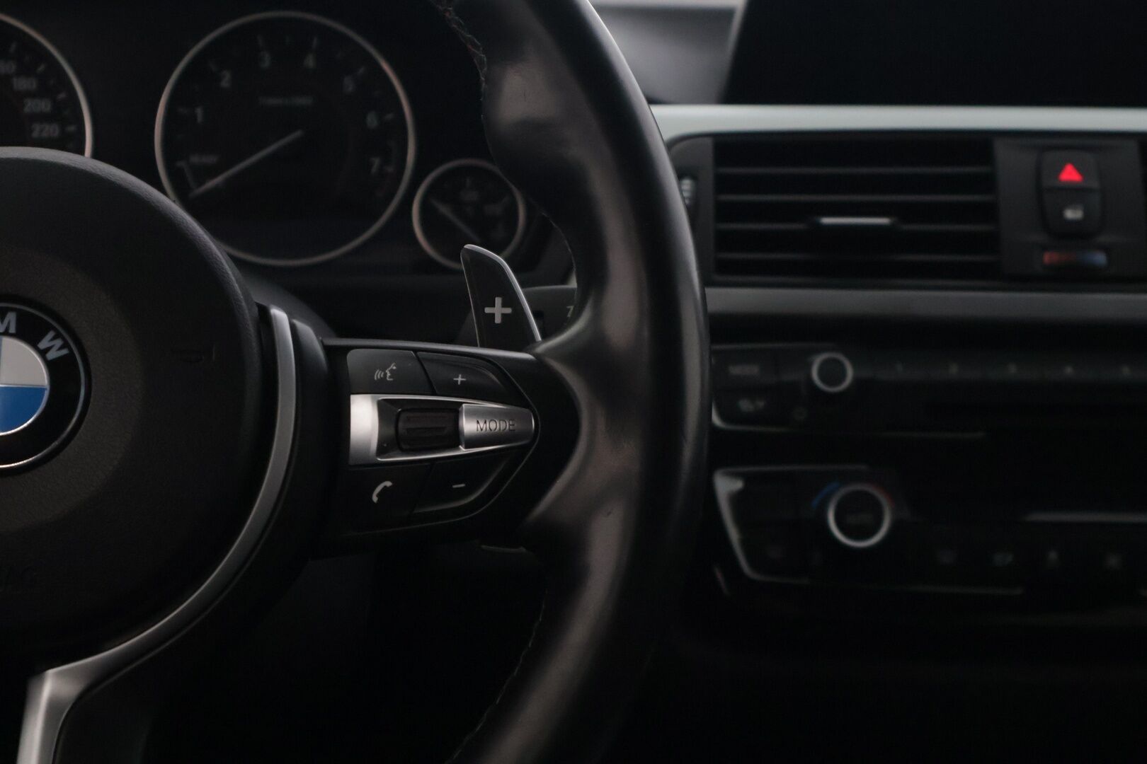 BMW 330 2016 F30 Sedan 330e A Sport Line * M-Sport ratti / Vakionopeudensäädin / Sporttipenkit / P. Tutka / Navi / LED * - Kesärenkaat 19" aluilla - HULLUT AVAJAISHULINAT KORKOTARJOUS 3,29 %