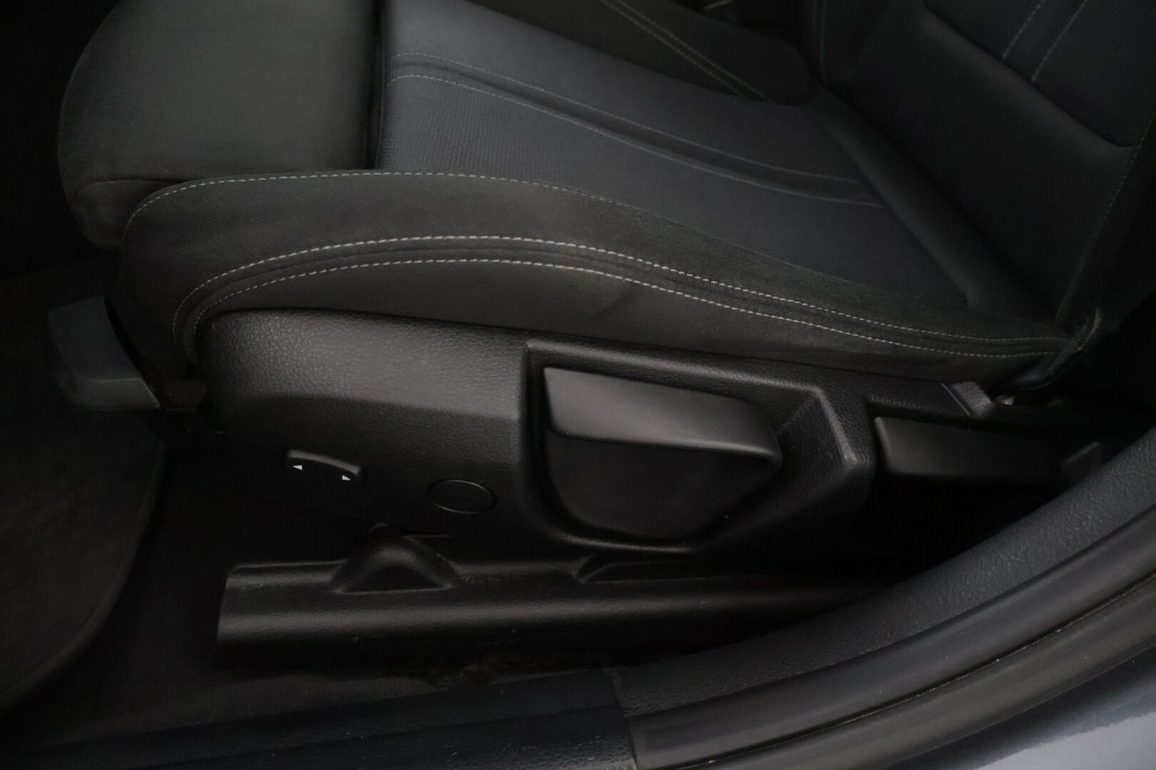 BMW 330 2016 F30 Sedan 330e A Sport Line * M-Sport ratti / Vakionopeudensäädin / Sporttipenkit / P. Tutka / Navi / LED * - Kesärenkaat 19" aluilla - HULLUT AVAJAISHULINAT KORKOTARJOUS 3,29 %