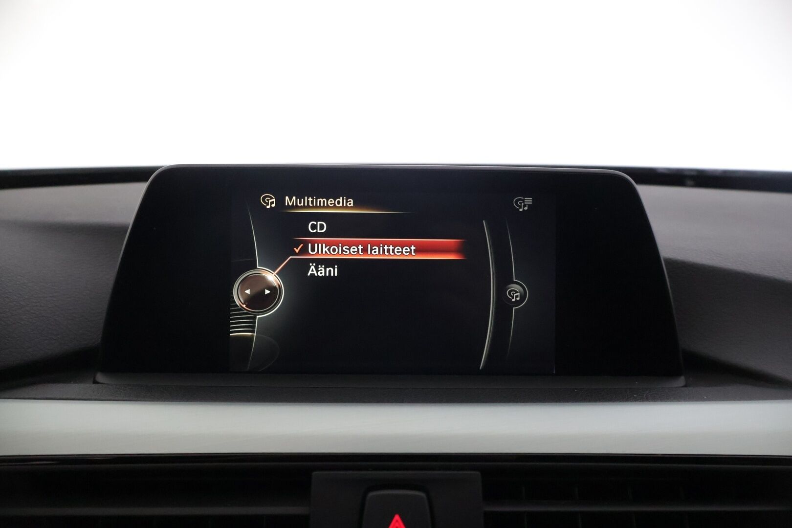 BMW 330 2016 F30 Sedan 330e A Sport Line * M-Sport ratti / Vakionopeudensäädin / Sporttipenkit / P. Tutka / Navi / LED * - Kesärenkaat 19" aluilla - HULLUT AVAJAISHULINAT KORKOTARJOUS 3,29 %