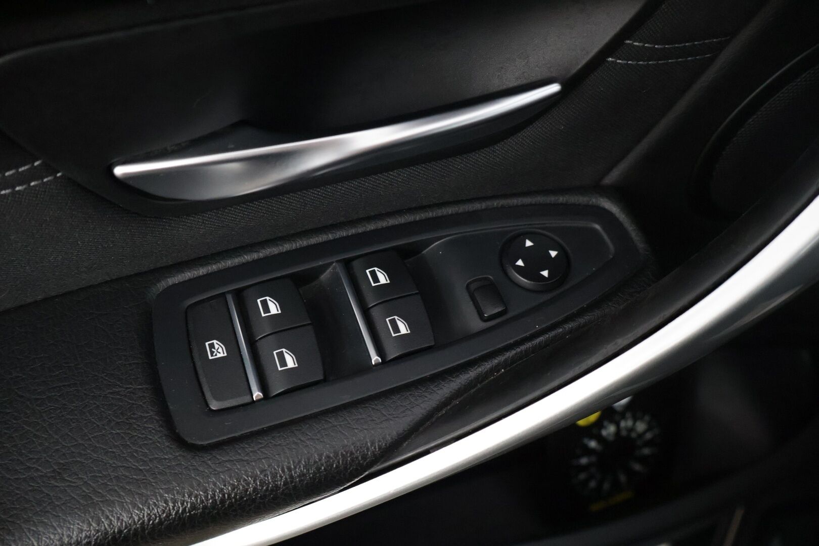 BMW 330 2016 F30 Sedan 330e A Sport Line * M-Sport ratti / Vakionopeudensäädin / Sporttipenkit / P. Tutka / Navi / LED * - Kesärenkaat 19" aluilla - HULLUT AVAJAISHULINAT KORKOTARJOUS 3,29 %