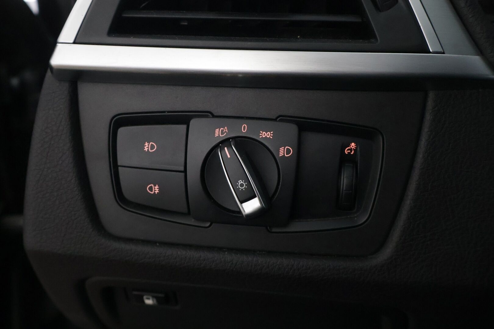 BMW 330 2016 F30 Sedan 330e A Sport Line * M-Sport ratti / Vakionopeudensäädin / Sporttipenkit / P. Tutka / Navi / LED * - Kesärenkaat 19" aluilla - HULLUT AVAJAISHULINAT KORKOTARJOUS 3,29 %