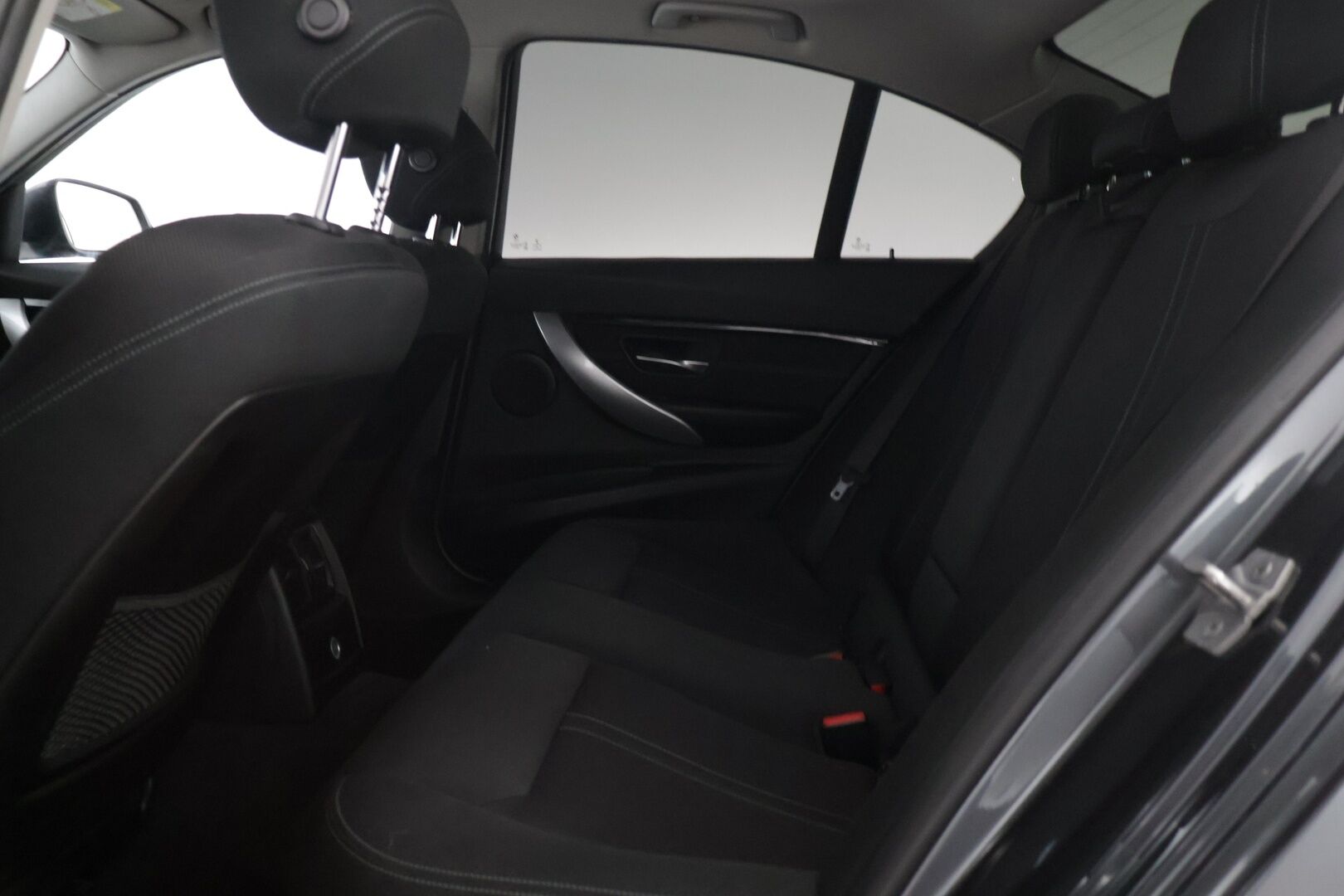 BMW 330 2016 F30 Sedan 330e A Sport Line * M-Sport ratti / Vakionopeudensäädin / Sporttipenkit / P. Tutka / Navi / LED * - Kesärenkaat 19" aluilla - HULLUT AVAJAISHULINAT KORKOTARJOUS 3,29 %