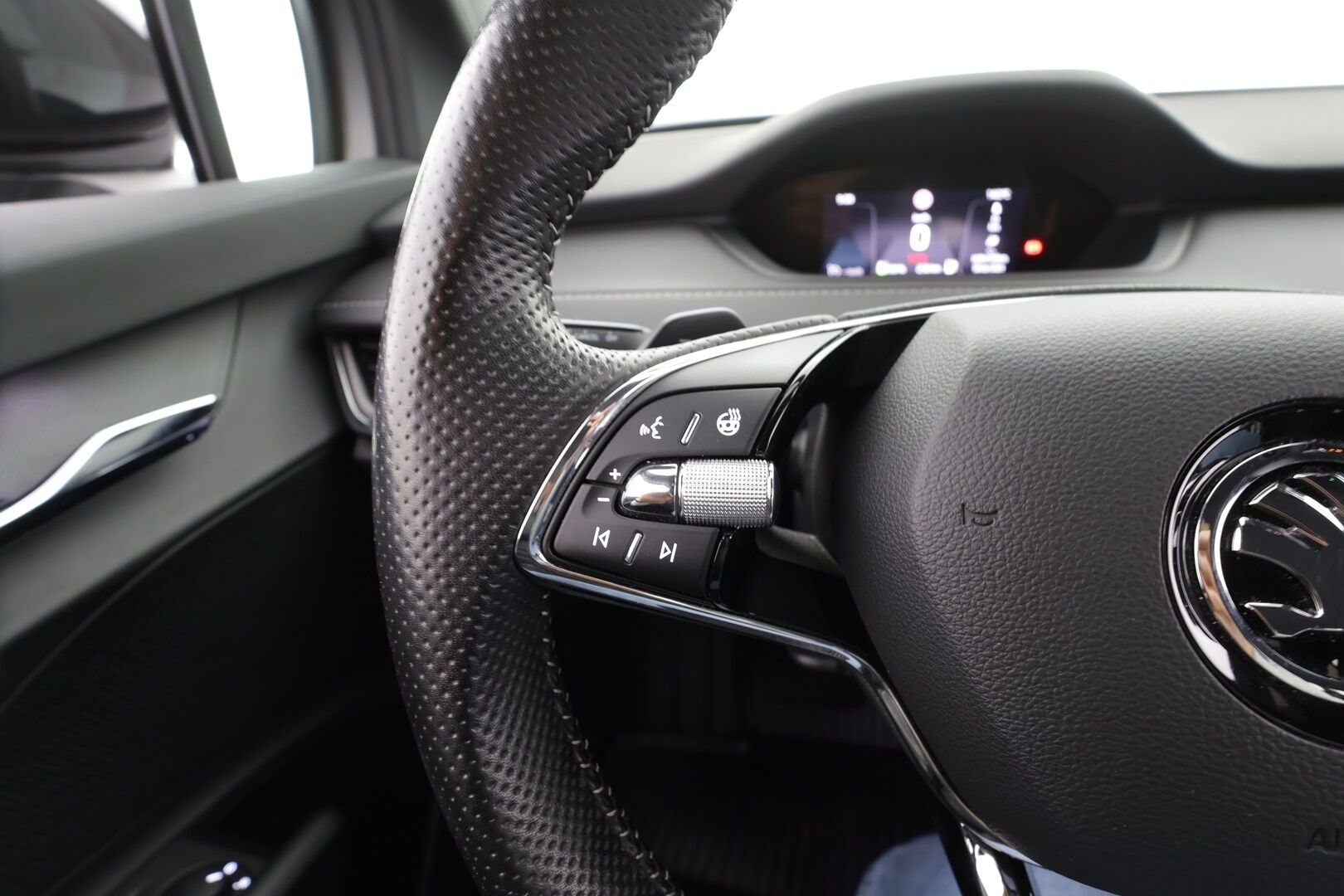 Skoda Enyaq 2022 80x 4x4 SportLine iV * ACC / ILP / Koukku / Matrix LED / Sporttipenkit / P.Kamera / Keyless / Ratinlämmitin * - 1.Om Suomi-auto / Kahdet renkaat aluvanteilla / Merkkihuollettu - HULLUT AVAJAISHULINAT KORKOTARJOUS 3,29 %