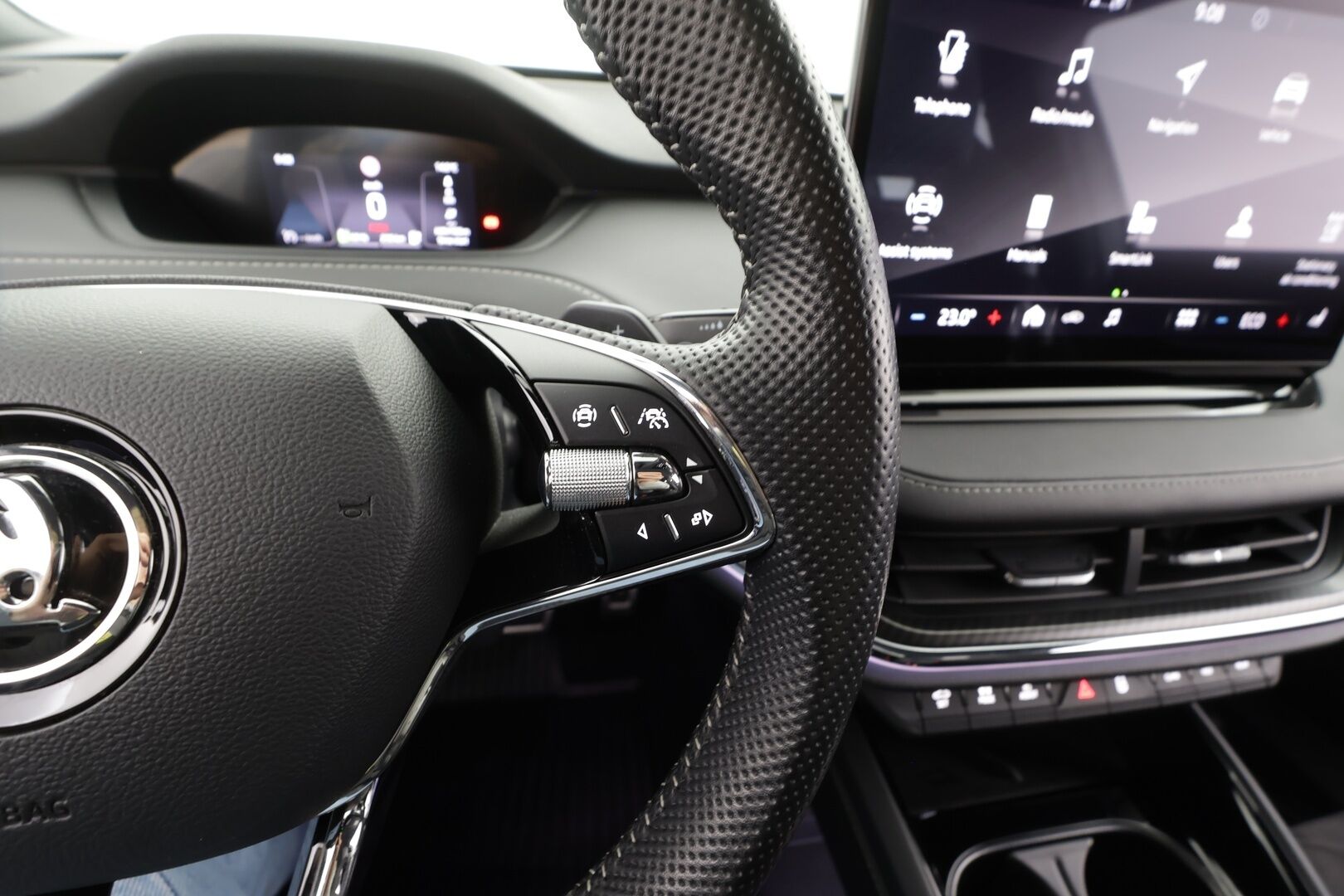 Skoda Enyaq 2022 80x 4x4 SportLine iV * ACC / ILP / Koukku / Matrix LED / Sporttipenkit / P.Kamera / Keyless / Ratinlämmitin * - 1.Om Suomi-auto / Kahdet renkaat aluvanteilla / Merkkihuollettu - HULLUT AVAJAISHULINAT KORKOTARJOUS 3,29 %