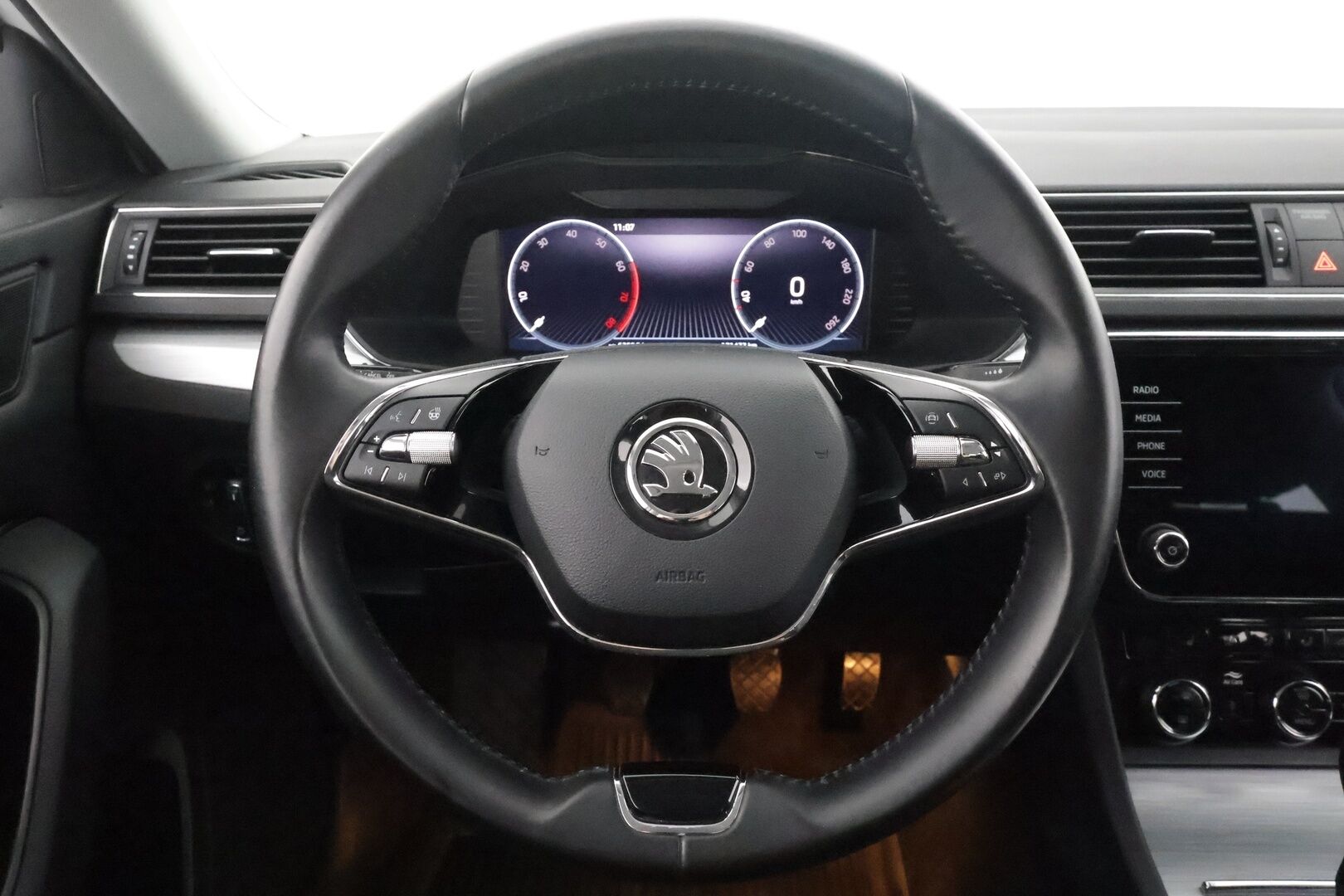 Skoda Superb 2022 Combi 1.5 TSI ACT Ambition - | Webasto | Koukku | P.Tutkat | LED | Navi | Keyless | Digimittaristo | Ratinlämmitys | Facelift | Apple&Android | 1-om Suomi-auto | Kahdet renkaat | Merkkihuollot |