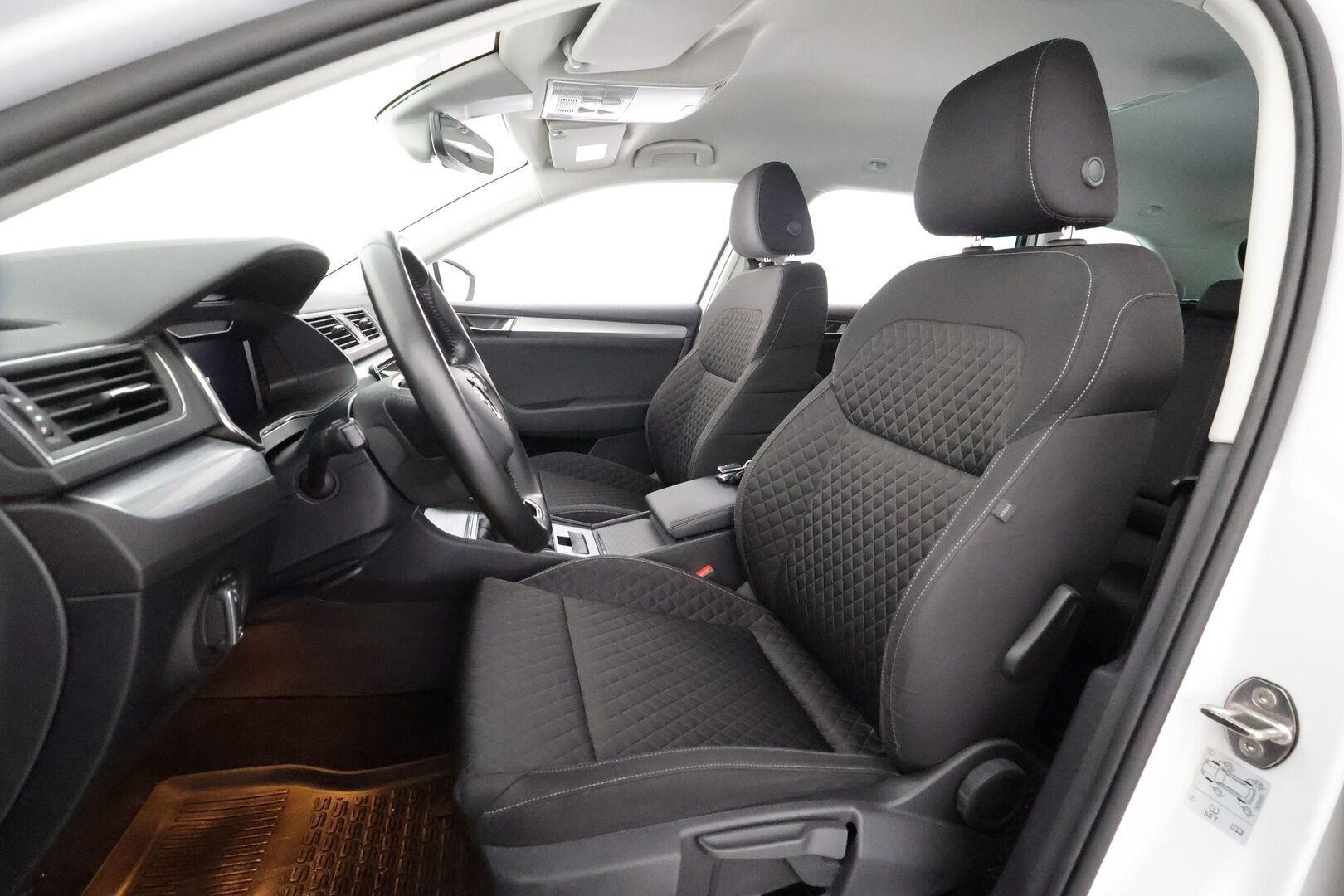 Skoda Superb 2022 Combi 1.5 TSI ACT Ambition - | Webasto | Koukku | P.Tutkat | LED | Navi | Keyless | Digimittaristo | Ratinlämmitys | Facelift | Apple&Android | 1-om Suomi-auto | Kahdet renkaat | Merkkihuollot |