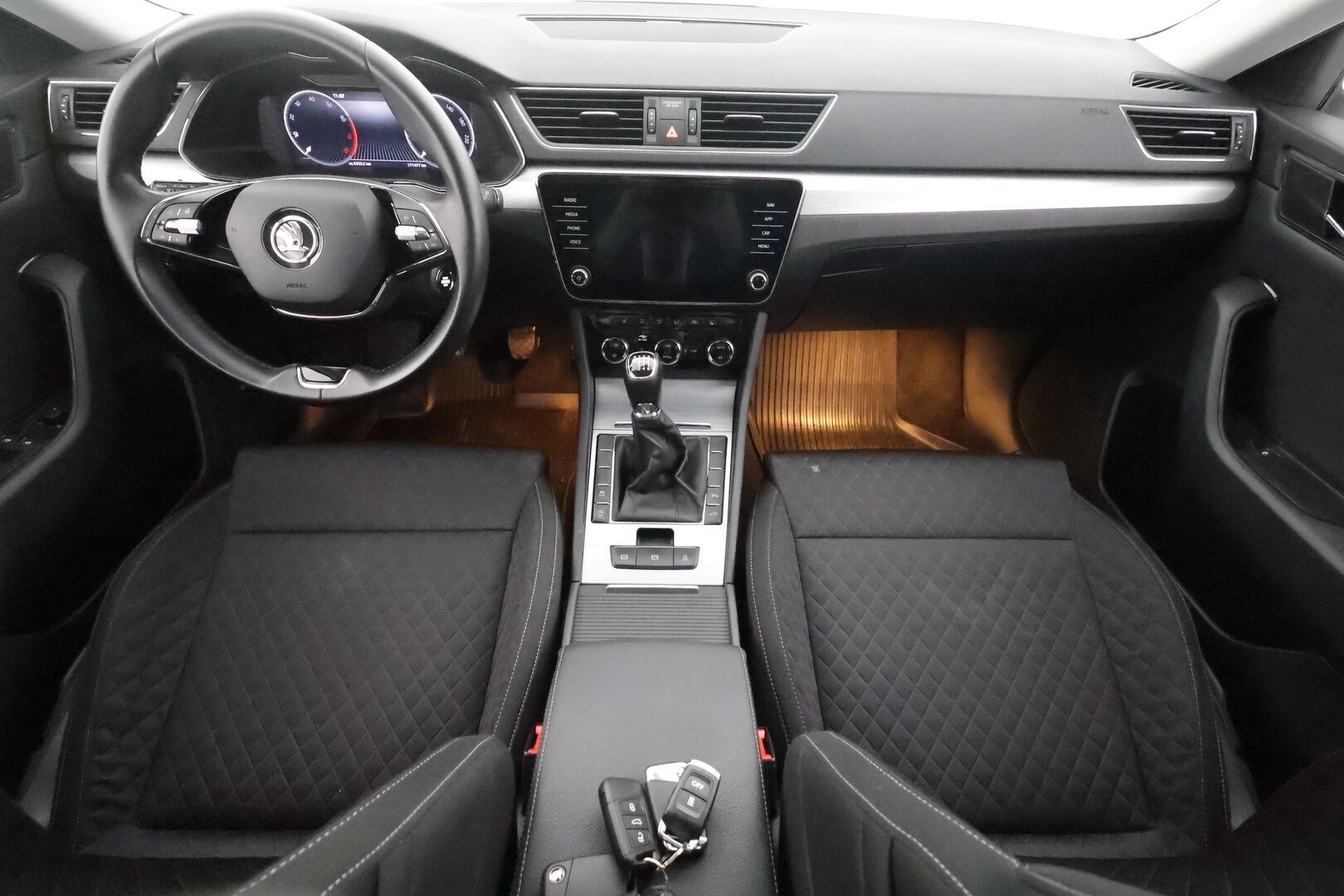 Skoda Superb 2022 Combi 1.5 TSI ACT Ambition - | Webasto | Koukku | P.Tutkat | LED | Navi | Keyless | Digimittaristo | Ratinlämmitys | Facelift | Apple&Android | 1-om Suomi-auto | Kahdet renkaat | Merkkihuollot |