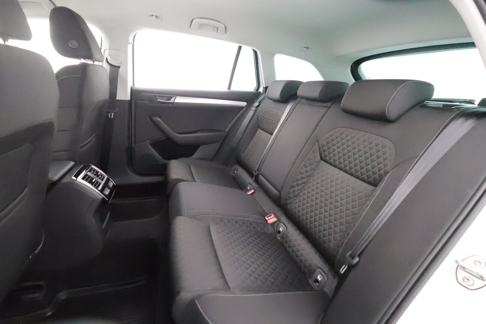 Skoda Superb 2022 Combi 1.5 TSI ACT Ambition - | Webasto | Koukku | P.Tutkat | LED | Navi | Keyless | Digimittaristo | Ratinlämmitys | Facelift | Apple&Android | 1-om Suomi-auto | Kahdet renkaat | Merkkihuollot |