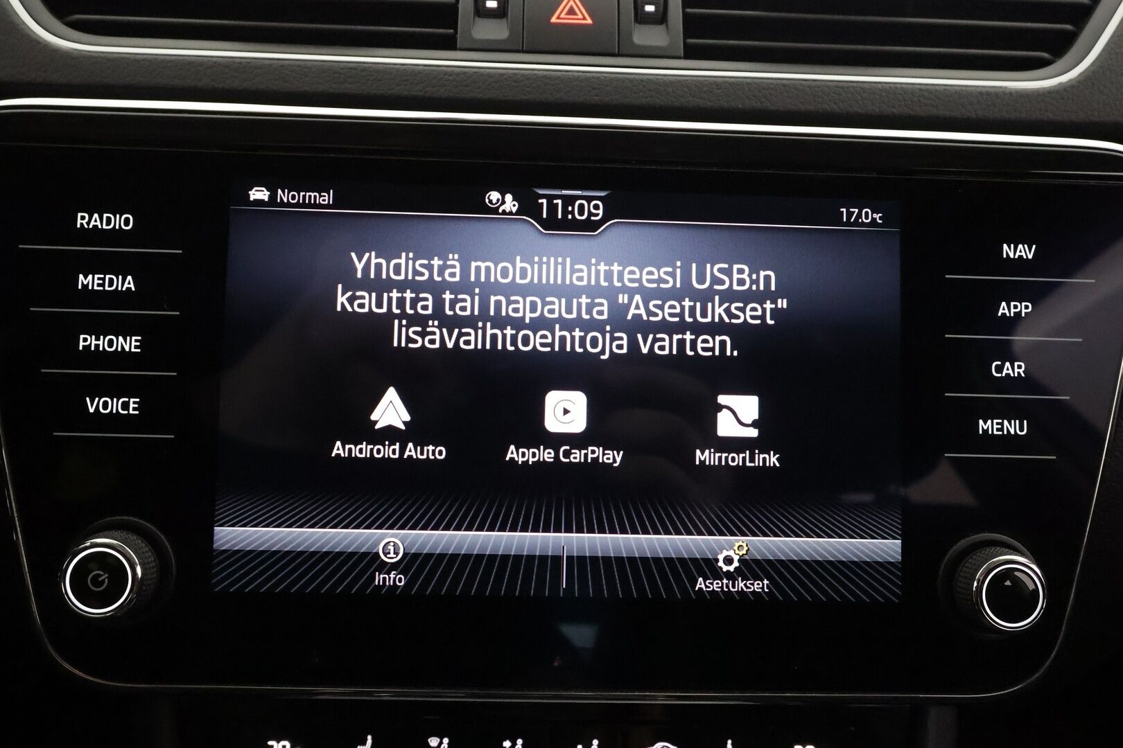 Skoda Superb 2022 Combi 1.5 TSI ACT Ambition - | Webasto | Koukku | P.Tutkat | LED | Navi | Keyless | Digimittaristo | Ratinlämmitys | Facelift | Apple&Android | 1-om Suomi-auto | Kahdet renkaat | Merkkihuollot |