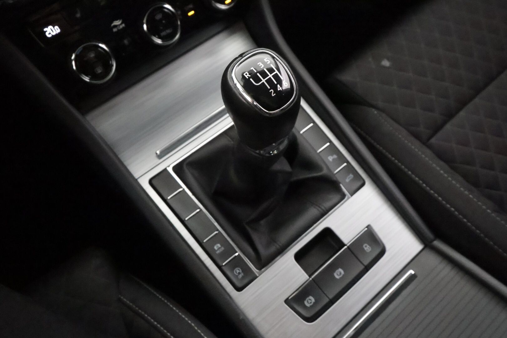 Skoda Superb 2022 Combi 1.5 TSI ACT Ambition - | Webasto | Koukku | P.Tutkat | LED | Navi | Keyless | Digimittaristo | Ratinlämmitys | Facelift | Apple&Android | 1-om Suomi-auto | Kahdet renkaat | Merkkihuollot |