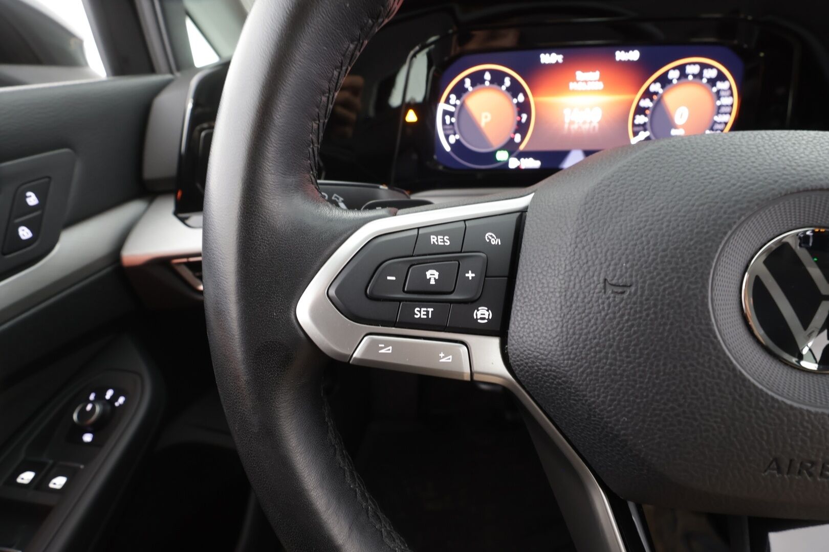 Volkswagen Golf 2022 1,0 eTSI 81 kW (MHEV) DSG-automaatti - | ACC | Webasto | Digimittaristo | Ambient | Lane assist | LED | Keyless | P.tutkat | Lämm. ratti | Merkkihuollot | 1-om suomiauto | 