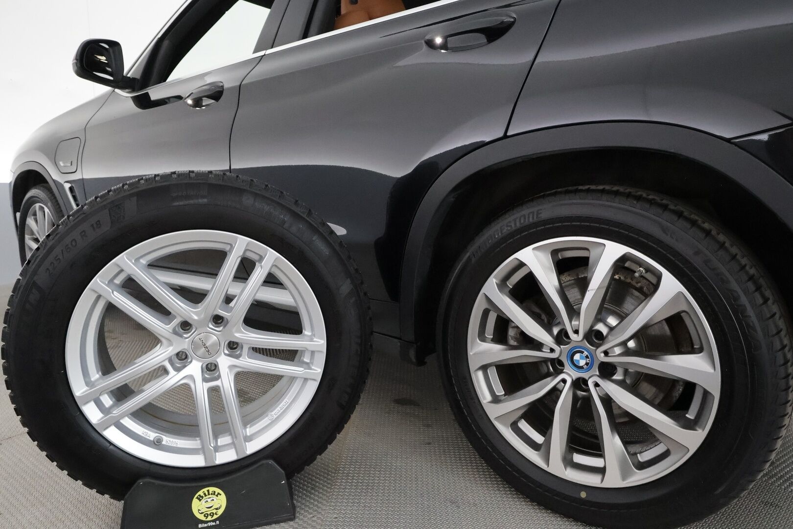 BMW X3 2022 G01 xDrive 30e A Charged Edition **Vakkari / Ruskeat nahat / P.kamera / Adapt.LED / Hifit / Koukku / Comfort Access** - 3,99 % KORKOTARJOUS TÄHÄN AUTOON - 1.Om Suomi-auto / Akku kuntotarkastettu / Kahdet renkaat aluvanteilla / Sporttipenkit / Digimittaristo / Navi 