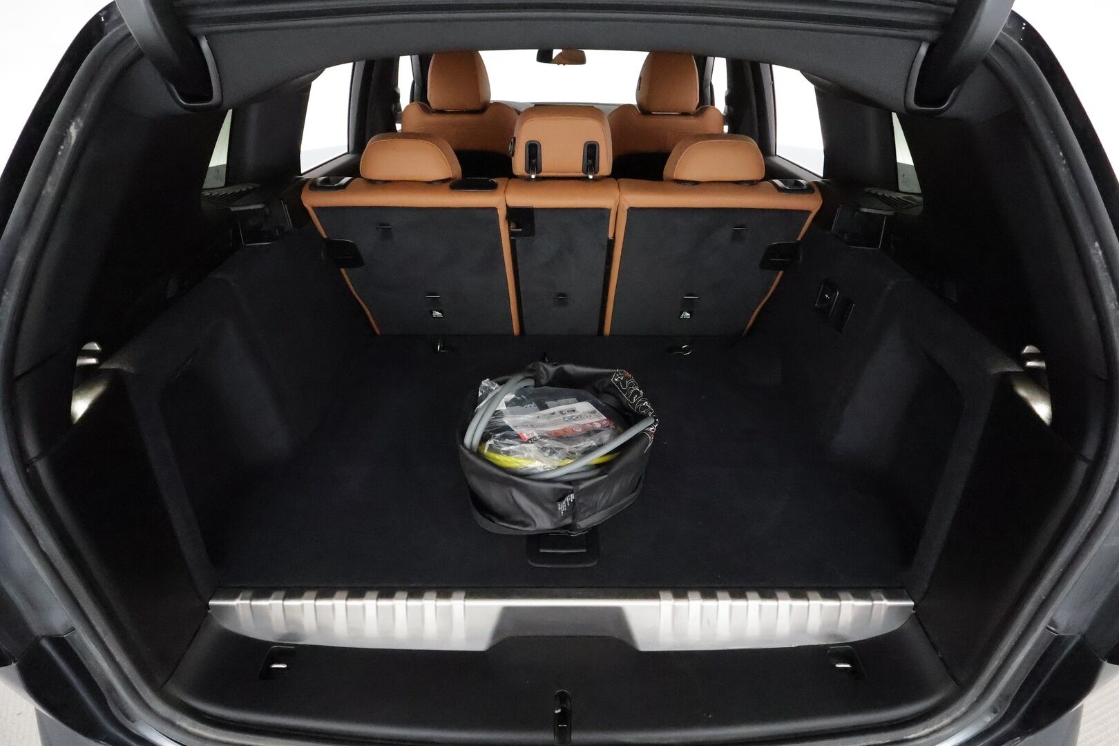 BMW X3 2022 G01 xDrive 30e A Charged Edition **Vakkari / Ruskeat nahat / P.kamera / Adapt.LED / Hifit / Koukku / Comfort Access** - 3,99 % KORKOTARJOUS TÄHÄN AUTOON - 1.Om Suomi-auto / Akku kuntotarkastettu / Kahdet renkaat aluvanteilla / Sporttipenkit / Digimittaristo / Navi 