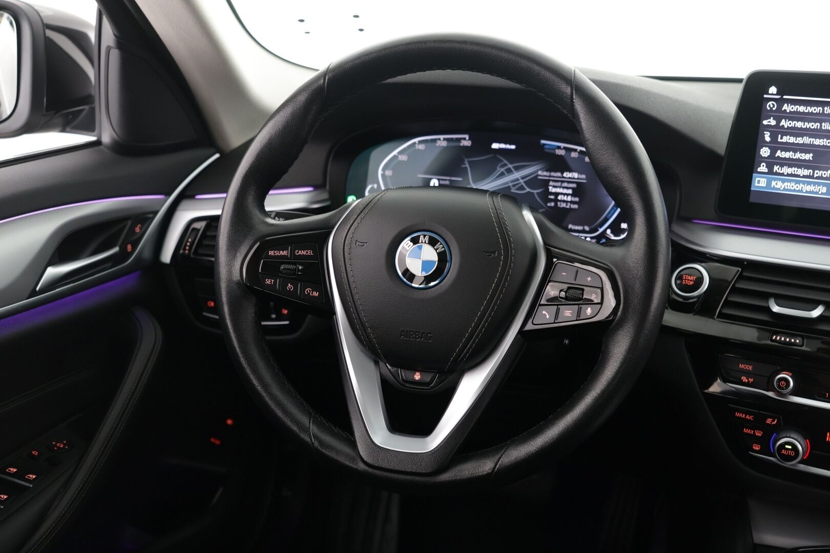 BMW 545 2022 G30 Sedan 545e xDrive A Charged Edition *Kattoluukku / Hifit / Nahkasisusta / P-kamera / Alv! - Vähän ajettu / Suomiauto / Kahdet vanteet / Merkkihuoltohistoria / Alv-vähennyskelpoinen!