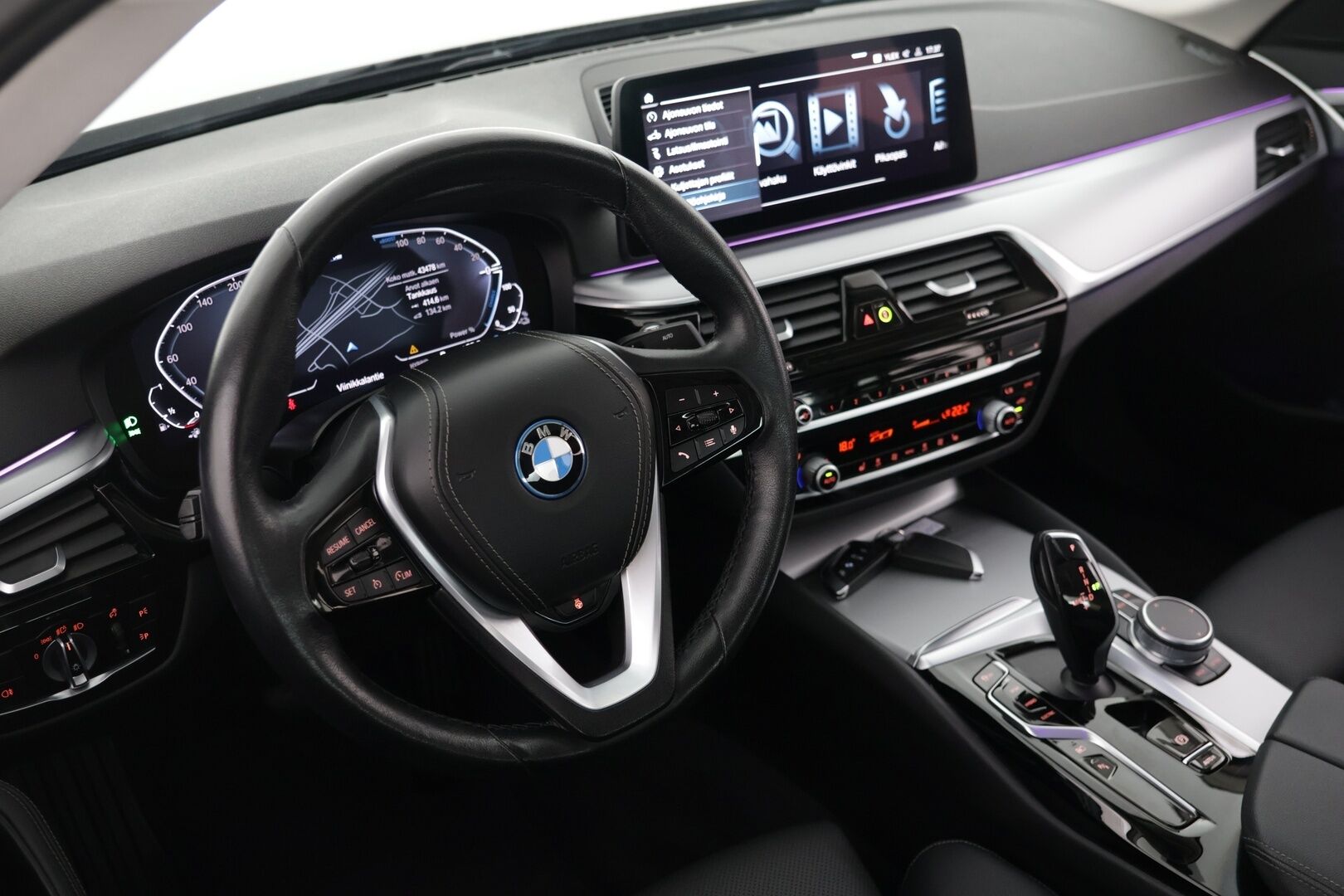 BMW 545 2022 G30 Sedan 545e xDrive A Charged Edition *Kattoluukku / Hifit / Nahkasisusta / P-kamera / Alv! - Vähän ajettu / Suomiauto / Kahdet vanteet / Merkkihuoltohistoria / Alv-vähennyskelpoinen!