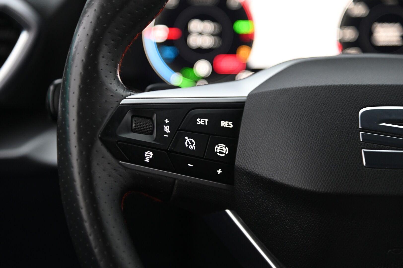 Seat Leon 2021 1,4 PHEV 204 eHybrid FR DSG **ACC / Navigointi / Sporttipenkit / Led-ajovalot / Peruutuskamera** - Juuri huollettu ja katsastettu / Kahdet hyvät renkaat aluvanteilla / Led-ajovalot