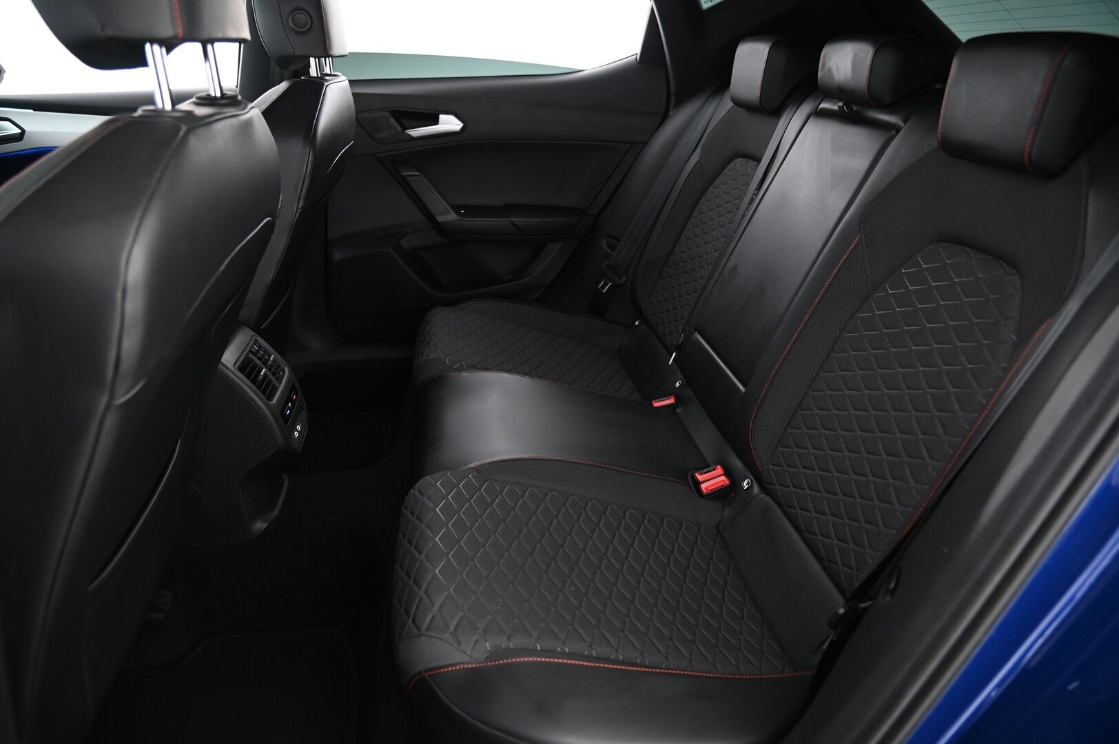 Seat Leon 2021 1,4 PHEV 204 eHybrid FR DSG **ACC / Navigointi / Sporttipenkit / Led-ajovalot / Peruutuskamera** - Juuri huollettu ja katsastettu / Kahdet hyvät renkaat aluvanteilla / Led-ajovalot