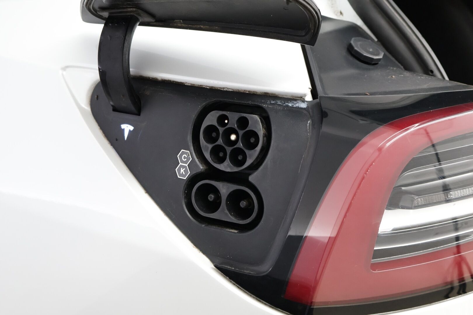 TESLA MODEL 3 2021 Standard Range Plus - Vetokoukku | ACC | Premium Audio | Muistipenkki | Matrix LED | Peruutuskamera | Nahkasisusta | Lasikatto | SOH 93% | 2x Renkaat!