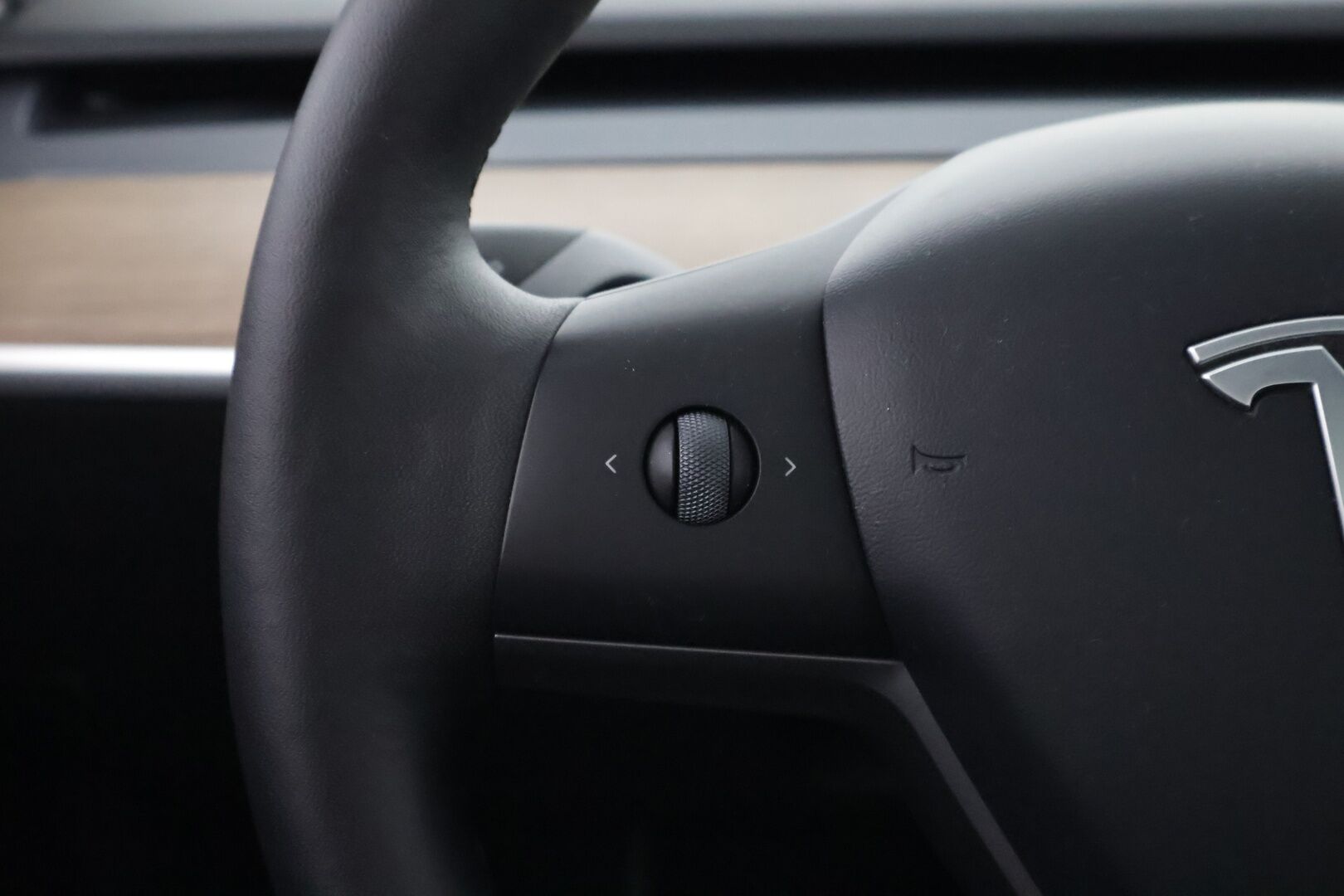 TESLA MODEL 3 2021 Standard Range Plus - Vetokoukku | ACC | Premium Audio | Muistipenkki | Matrix LED | Peruutuskamera | Nahkasisusta | Lasikatto | SOH 93% | 2x Renkaat!