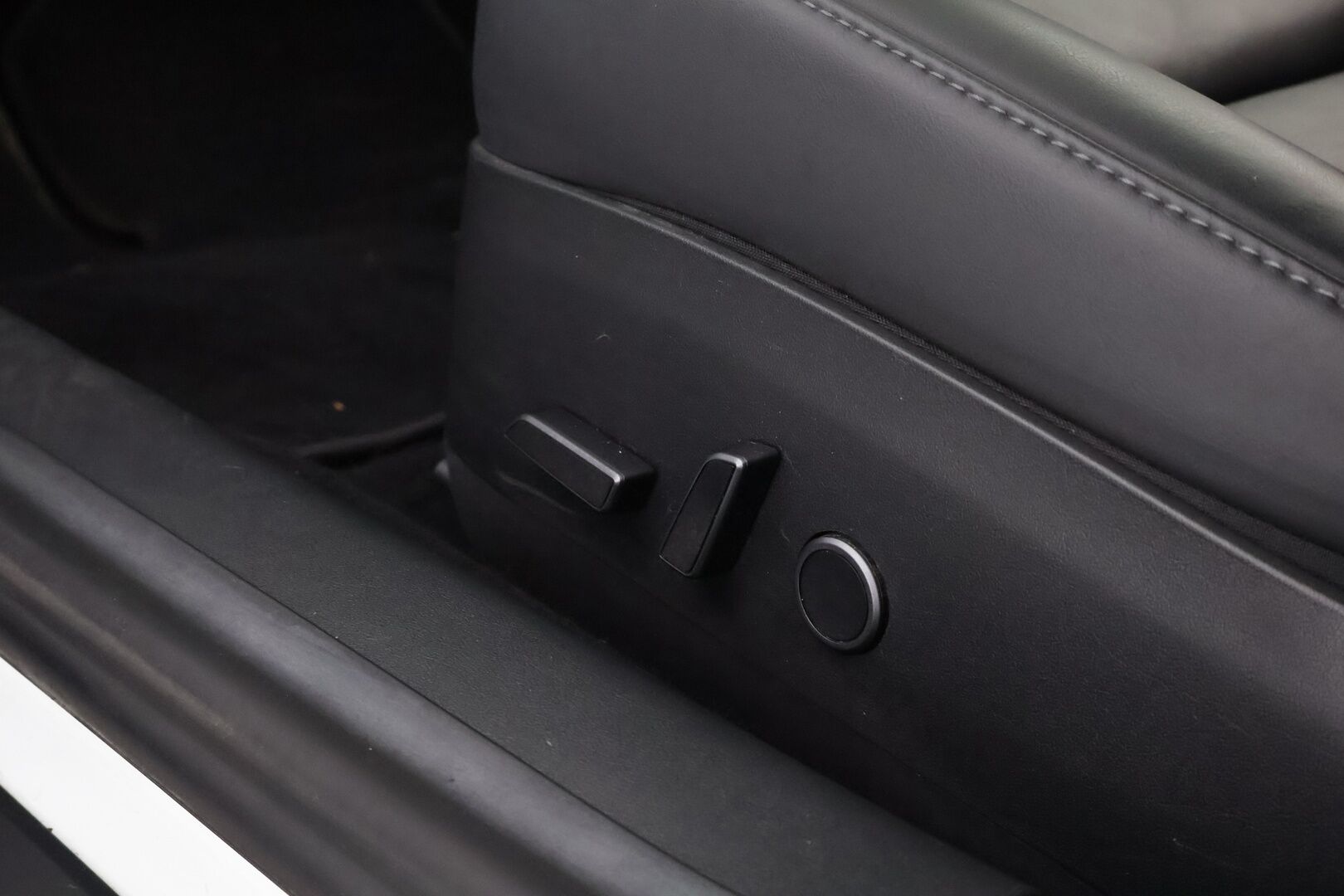 TESLA MODEL 3 2021 Standard Range Plus - Vetokoukku | ACC | Premium Audio | Muistipenkki | Matrix LED | Peruutuskamera | Nahkasisusta | Lasikatto | SOH 93% | 2x Renkaat!