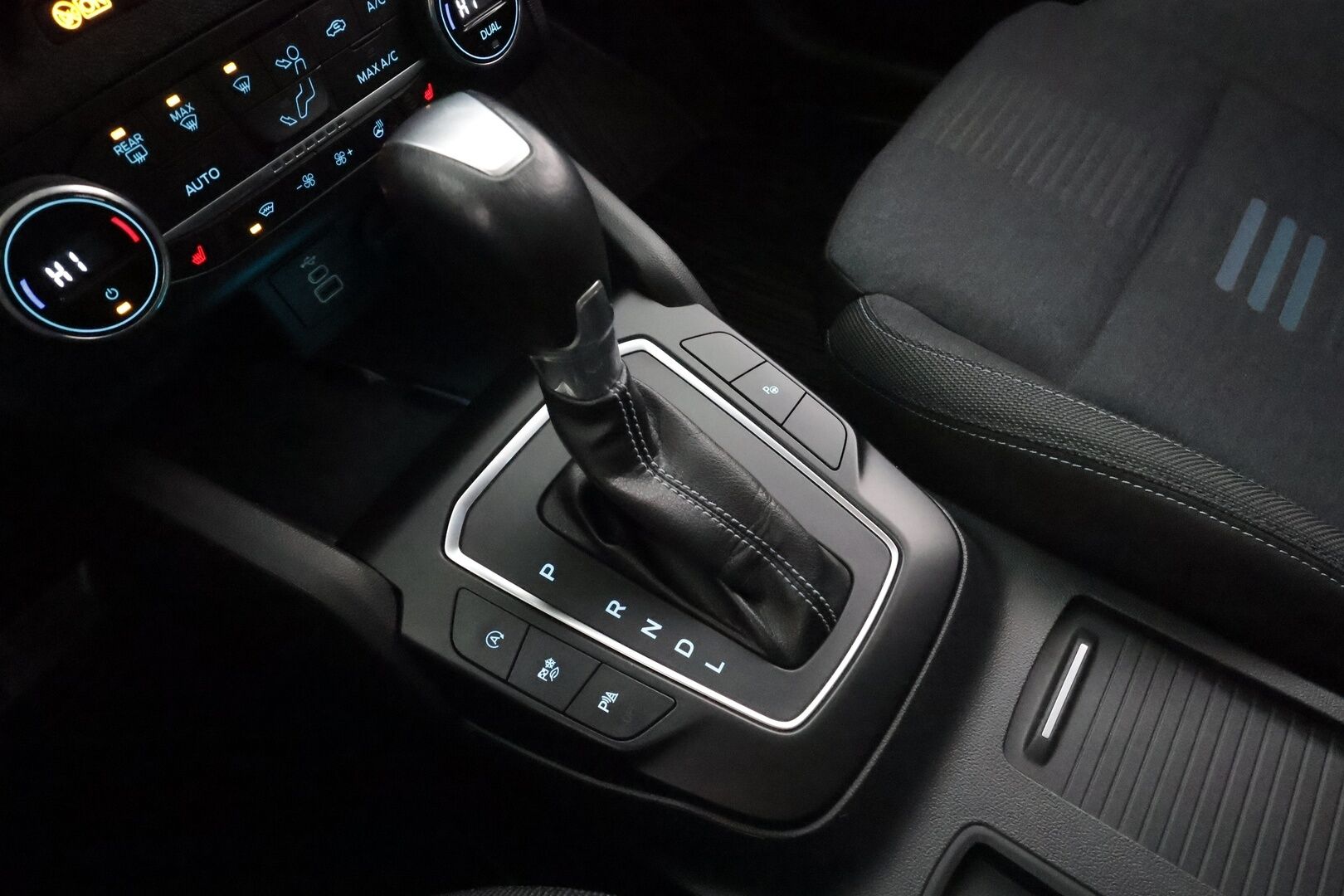 Ford Focus 2022 1.0 EcoBoost Hybrid Powershift 155hv A7 Active Style Wagon * ACC / LED / P.Kamera / Lohkolämmitin / Navi / Kaistavahti * - Koukku / Kahdet renkaat alumiini vanteilla / Merkkiliikkeen Huoltokirja