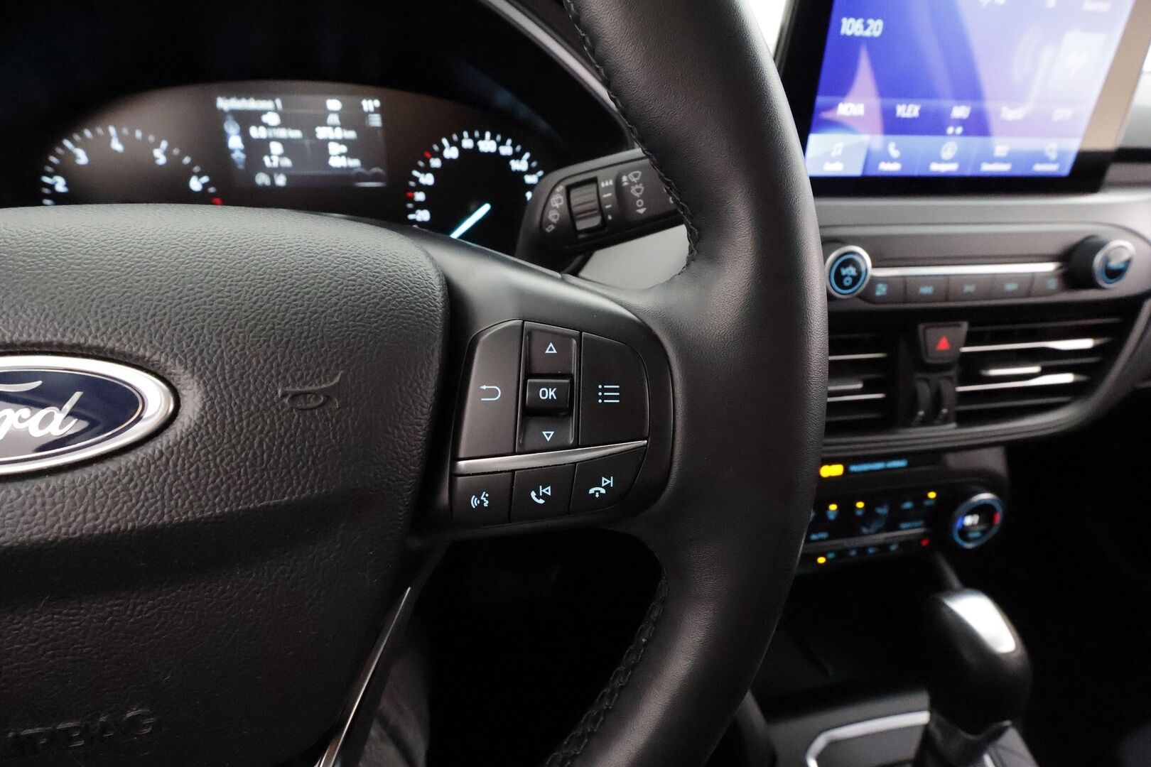 Ford Focus 2022 1.0 EcoBoost Hybrid Powershift 155hv A7 Active Style Wagon * ACC / LED / P.Kamera / Lohkolämmitin / Navi / Kaistavahti * - Koukku / Kahdet renkaat alumiini vanteilla / Merkkiliikkeen Huoltokirja