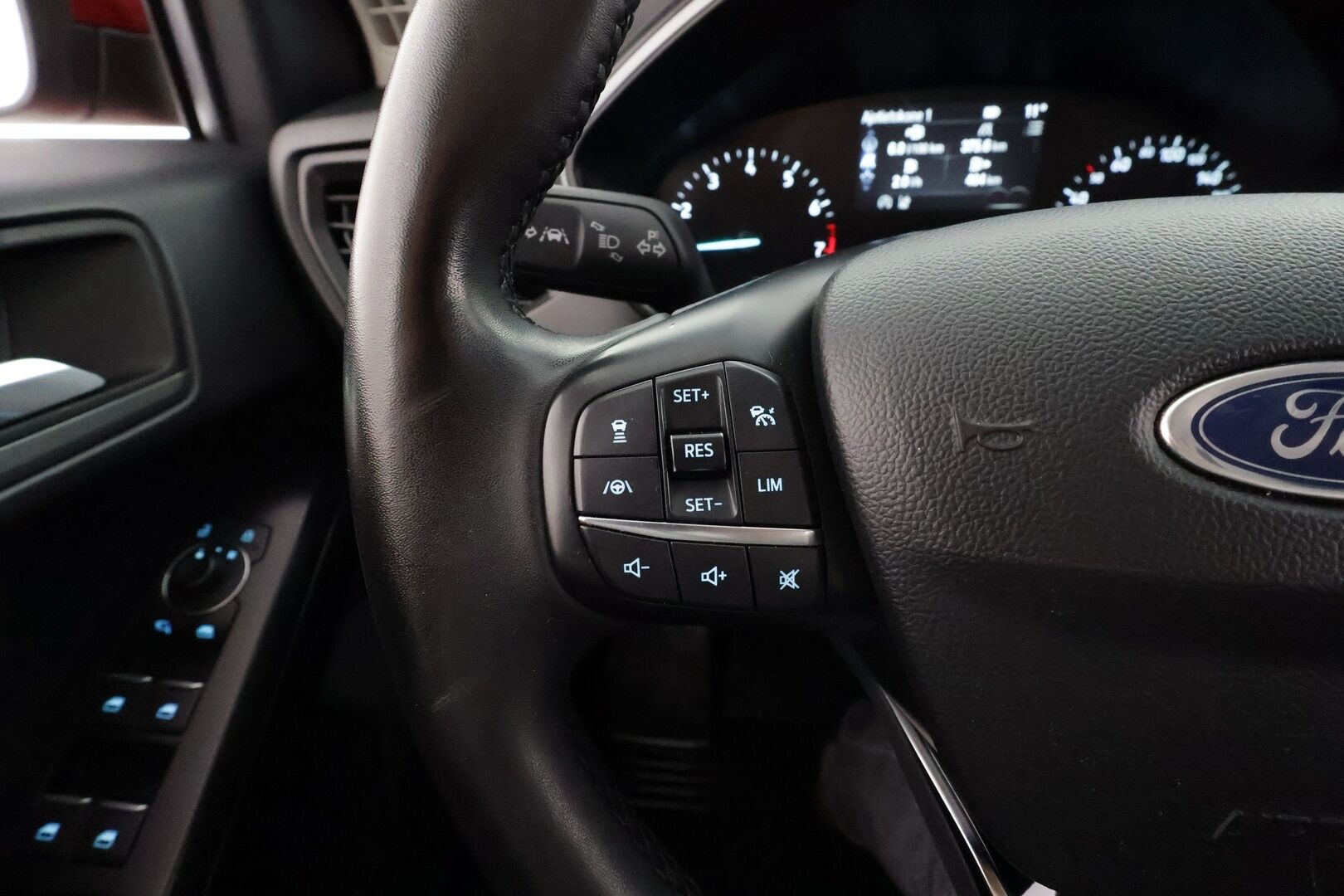 Ford Focus 2022 1.0 EcoBoost Hybrid Powershift 155hv A7 Active Style Wagon * ACC / LED / P.Kamera / Lohkolämmitin / Navi / Kaistavahti * - Koukku / Kahdet renkaat alumiini vanteilla / Merkkiliikkeen Huoltokirja