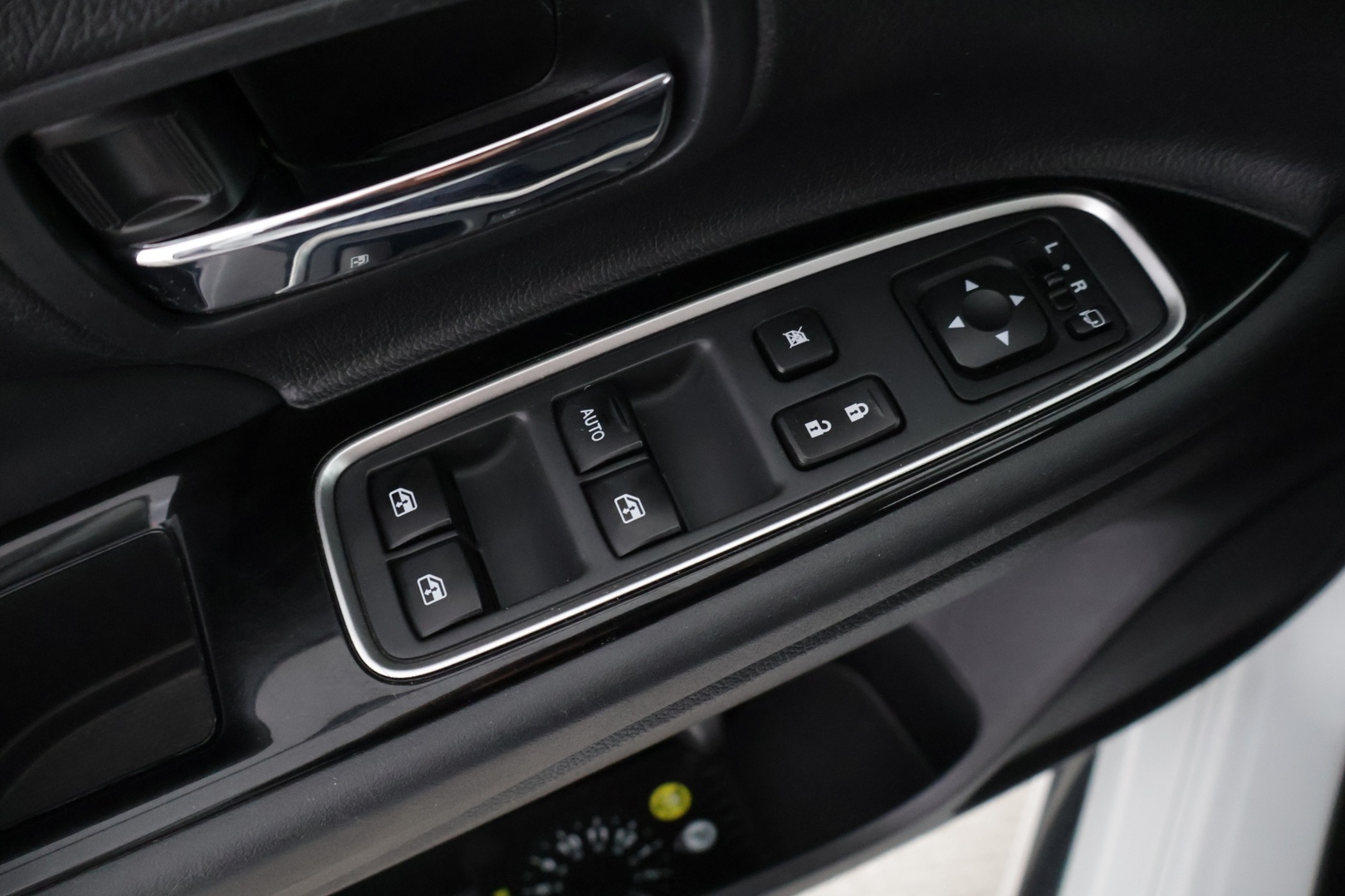 Mitsubishi Outlander PHEV 2017 Intense Business 4WD 5P - Intense Business 4WD 5P | Lämmitettävä ratti | Webasto | Koukku | Vakkari | Keyless