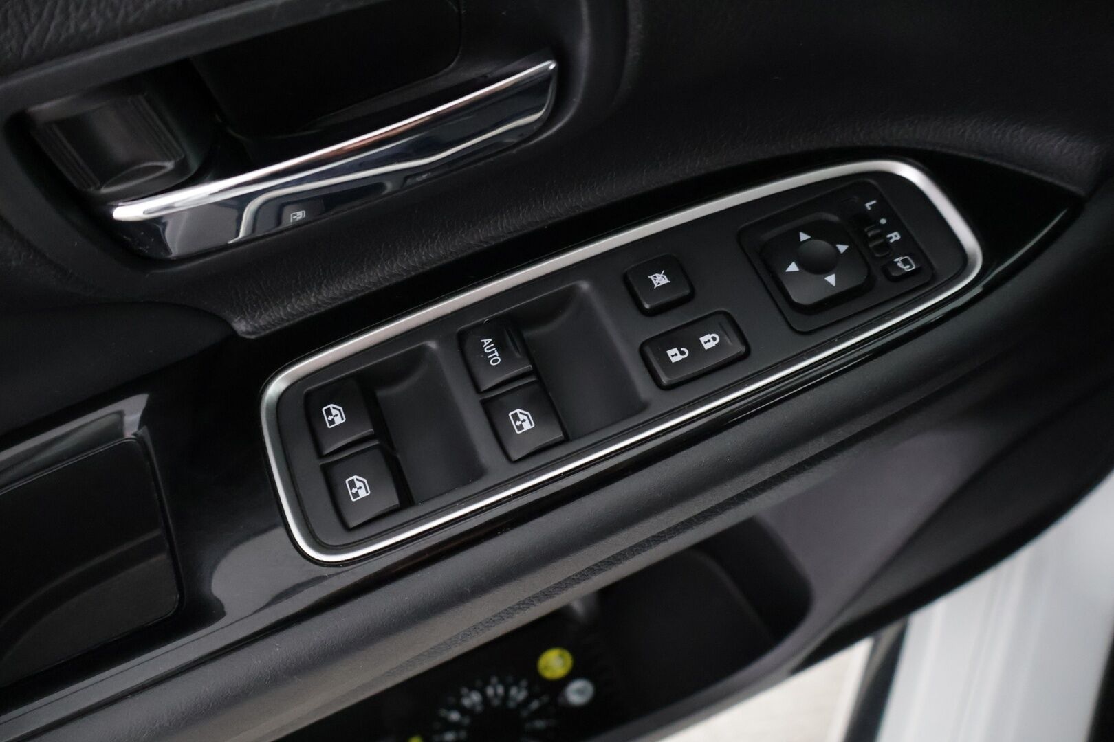 Mitsubishi Outlander PHEV 2017 Intense Business 4WD 5P - Intense Business 4WD 5P | Lämmitettävä ratti | Webasto | Koukku | Vakkari | Keyless