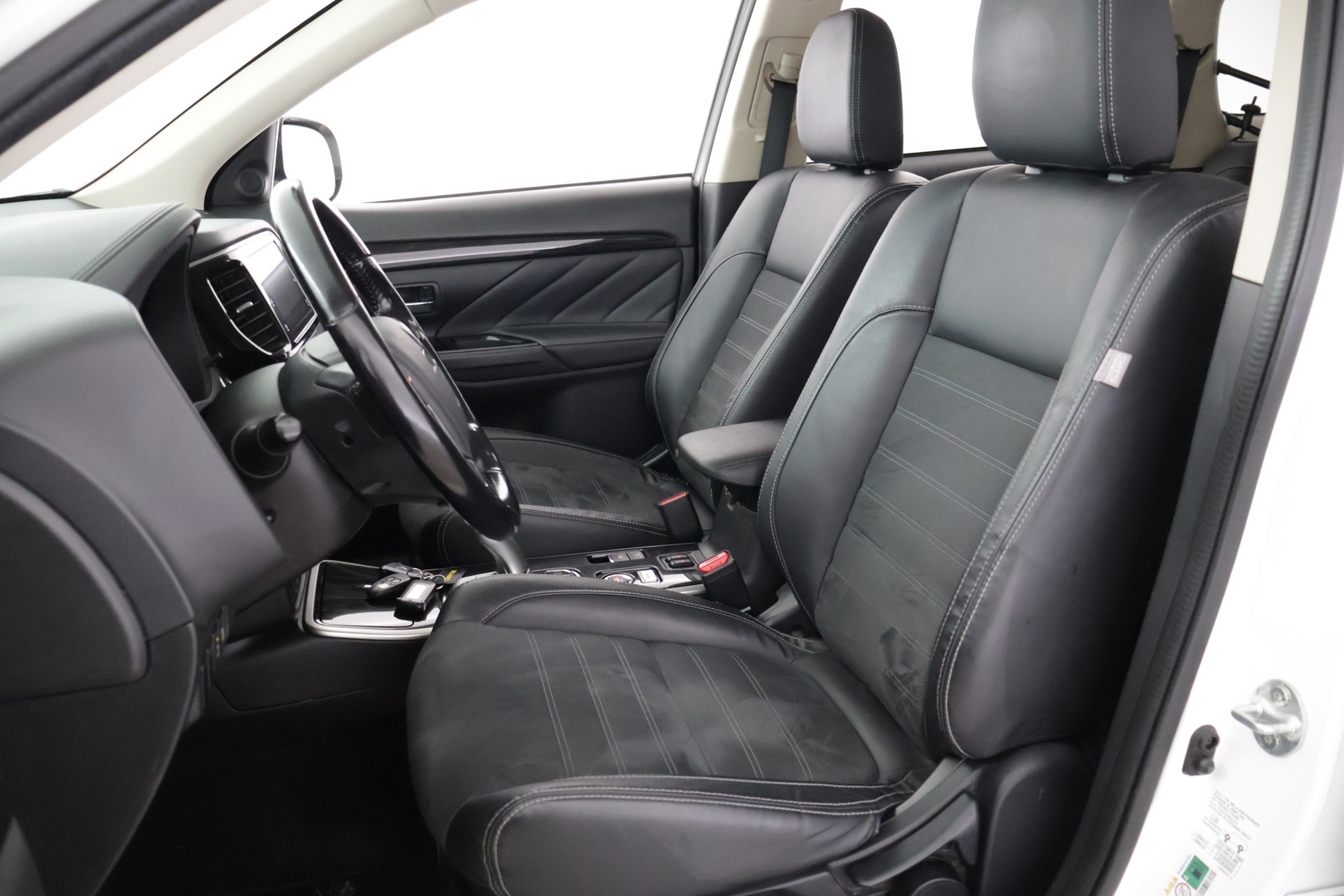 Mitsubishi Outlander PHEV 2017 Intense Business 4WD 5P - Intense Business 4WD 5P | Lämmitettävä ratti | Webasto | Koukku | Vakkari | Keyless