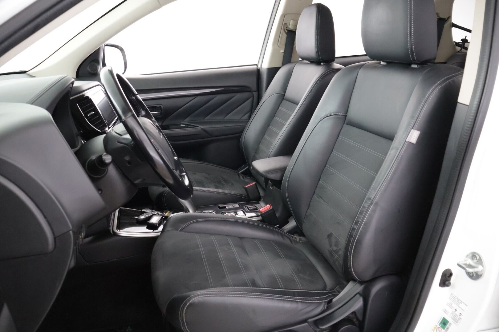 Mitsubishi Outlander PHEV 2017 Intense Business 4WD 5P - Intense Business 4WD 5P | Lämmitettävä ratti | Webasto | Koukku | Vakkari | Keyless