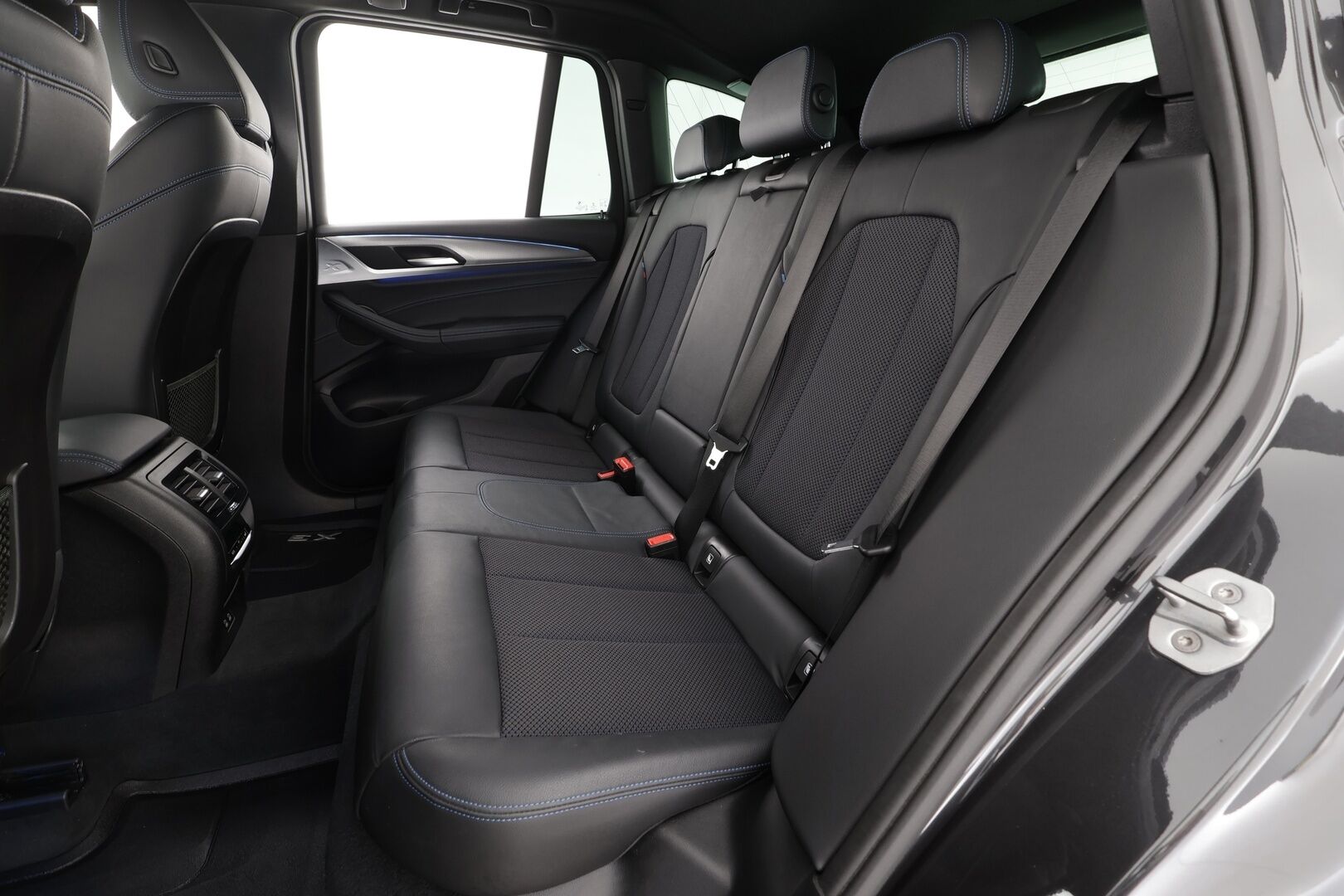 BMW X3 2020 G01 xDrive 30e A Business M Sport * ACC / Koukku / Akkukäyttöinen lisälämmitin / Adapt LED / Hifi / 360-Kamera / Nahat * - Merkkihuollettu / 2x Lataus / Kahdet Renkaat