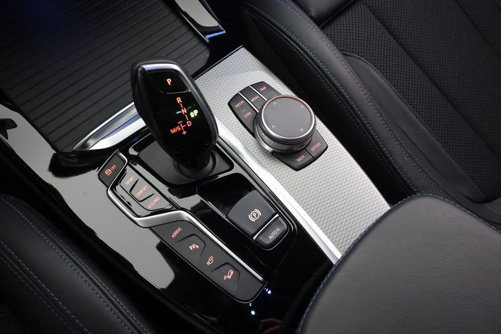 BMW X3 2020 G01 xDrive 30e A Business M Sport * ACC / Koukku / Akkukäyttöinen lisälämmitin / Adapt LED / Hifi / 360-Kamera / Nahat * - Merkkihuollettu / 2x Lataus / Kahdet Renkaat