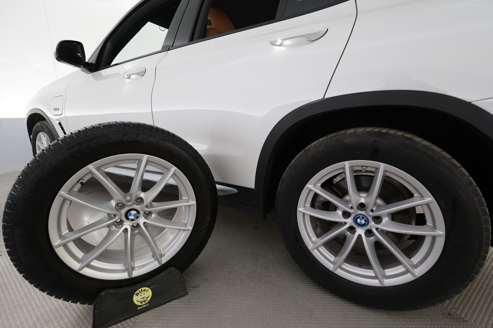 BMW X3 2022 G01 xDrive 30e A Charged Edition * HiFi / Sportnahat / LED / P.Kamera / Navi / Digimittaristo * - 1-om Suomi-auto / Kahdet renkaat aluvanteilla / 2x Latauskaapelit / Merkkihuollot - HULLUT AVAJAISHULINAT KORKOTARJOUS 3,29 %