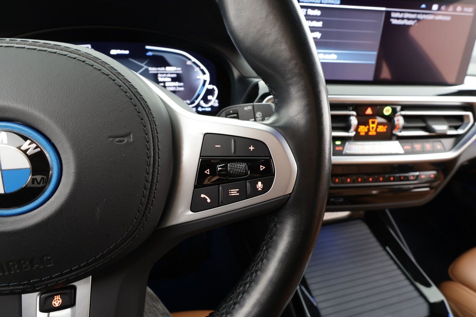 BMW X3 2022 G01 xDrive 30e A Charged Edition * HiFi / Sportnahat / LED / P.Kamera / Navi / Digimittaristo * - 1-om Suomi-auto / Kahdet renkaat aluvanteilla / 2x Latauskaapelit / Merkkihuollot - HULLUT AVAJAISHULINAT KORKOTARJOUS 3,29 %