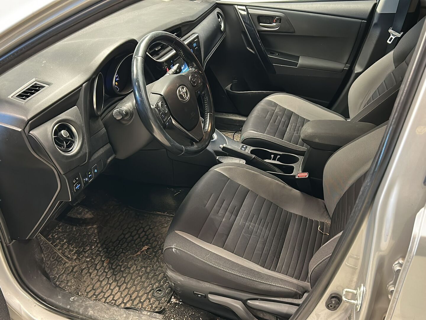 TOYOTA Auris 2018 1,8 Hybrid Active * Peruutuskamera / Vakkari / Lane Assist / Metalliväri / Siisti yksilö! - 2x Renkaat / Juuri tullut Tampereelle! - HULLUT AVAJAISHULINAT KORKOTARJOUS 3,29 %