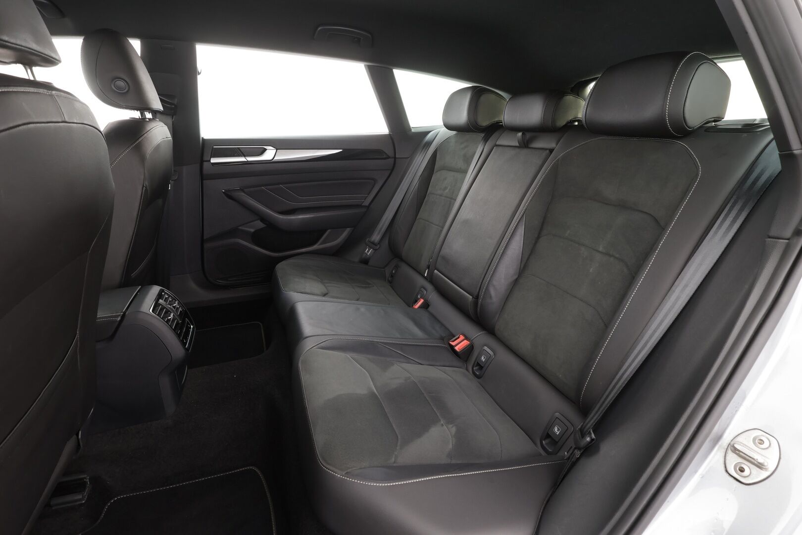 Volkswagen Arteon 2023 Shooting Brake R-Line eHybrid 160 kW DSG-automaatti * Webasto / Adapt.Vakkari / Nahka-Alcantara / Vetokoukku / KeyLess / Navi - iQ Matrix LED / 1OM Suomiauto / ALV - HULLUT AVAJAISHULINAT KORKOTARJOUS 3,29 %