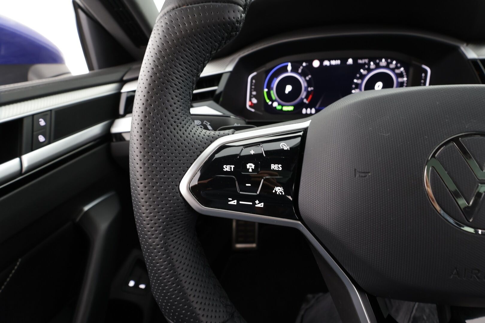 Volkswagen Arteon 2022 Shooting Brake R-Line eHybrid 160 kW DSG * Panorama / Webasto / Koukku / ACC / Adapt.LED / P.Kamera / Navi / HUD * - 1-om Suomi-auto / Akku kuntotarkastettu! / 2x Latauskaapelit / Kahdet renkaat / Merkkihuollot - HULLU BLACKWEEK KORKOTARJOUS 2,49%