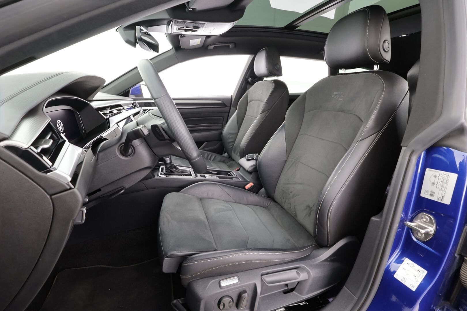 Volkswagen Arteon 2022 Shooting Brake R-Line eHybrid 160 kW DSG * Panorama / Webasto / Koukku / ACC / Adapt.LED / P.Kamera / Navi / HUD * - 1-om Suomi-auto / Akku kuntotarkastettu! / 2x Latauskaapelit / Kahdet renkaat / Merkkihuollot - HULLU BLACKWEEK KORKOTARJOUS 2,49%