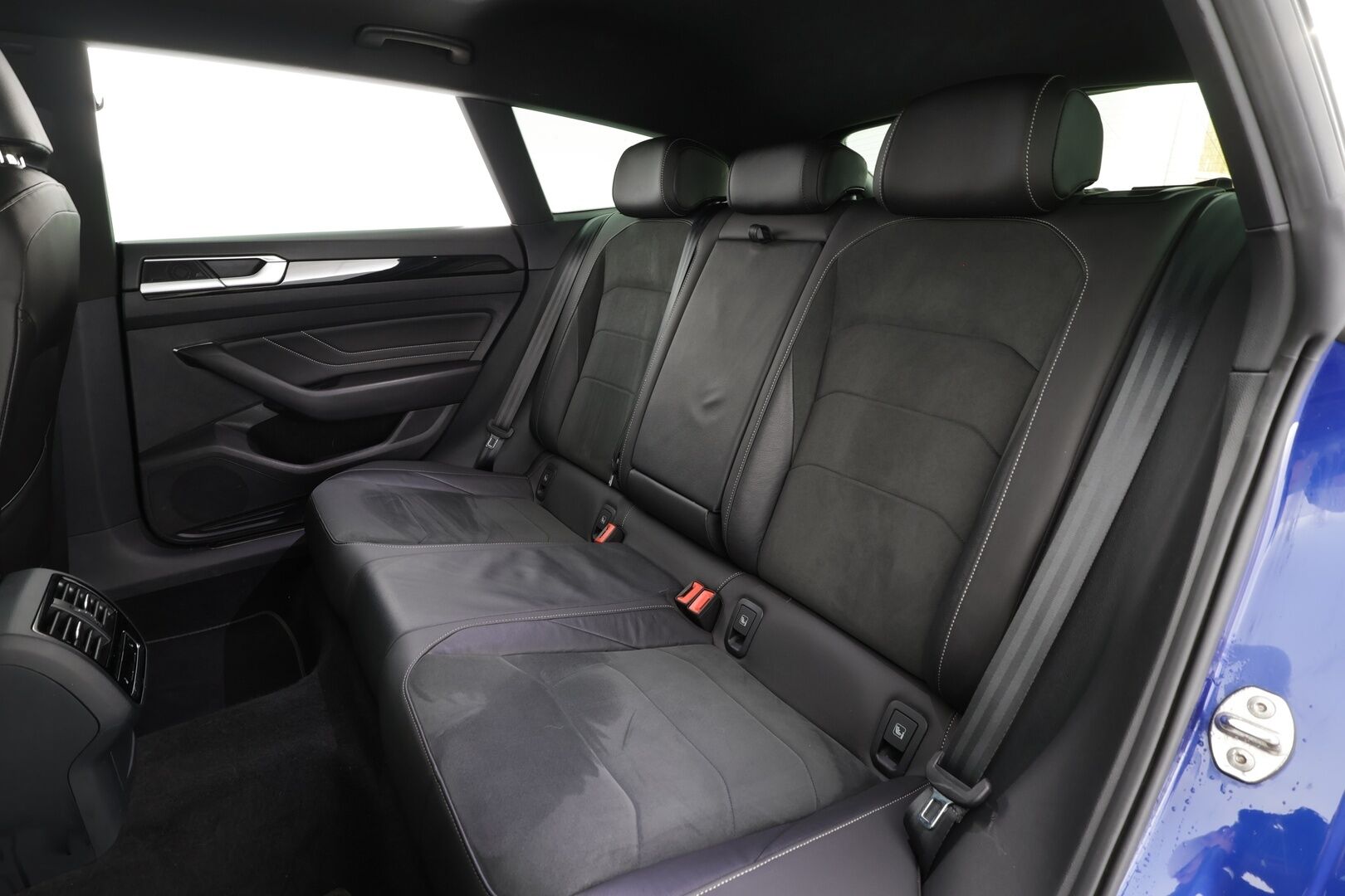 Volkswagen Arteon 2022 Shooting Brake R-Line eHybrid 160 kW DSG * Panorama / Webasto / Koukku / ACC / Adapt.LED / P.Kamera / Navi / HUD * - 1-om Suomi-auto / Akku kuntotarkastettu! / 2x Latauskaapelit / Kahdet renkaat / Merkkihuollot - HULLU BLACKWEEK KORKOTARJOUS 2,49%