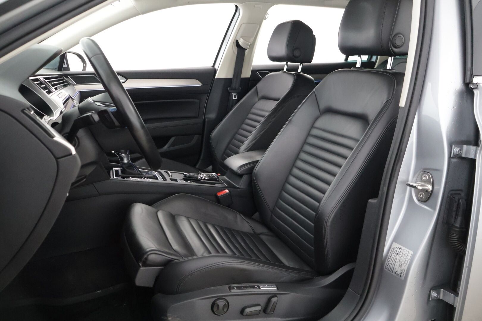 Volkswagen Passat 2018 Variant GTE Plug-In Hybrid 160 kW (218 hv) DSG-automaatti - | Lane Assist | Navi | ACC | Keyless | Muistipenkki | Vetokoukku | Blis | 360 kamera | Webasto | ErgoComfort | Matrix LED |