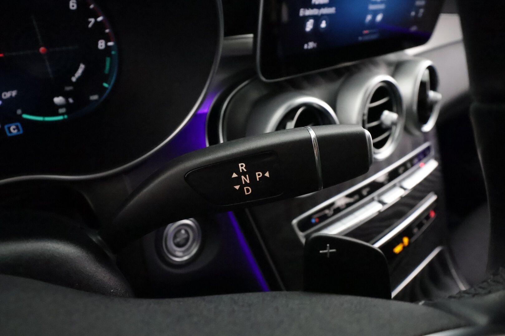 Mercedes-Benz GLC 2022 300 e 4MATIC A Business * Distronic / LED / 360 / Sportpenkit / Katveavustin / Navi * - Suomi-auto / 2x Latauskaapelit / Kahdet renkaat aluvanteilla